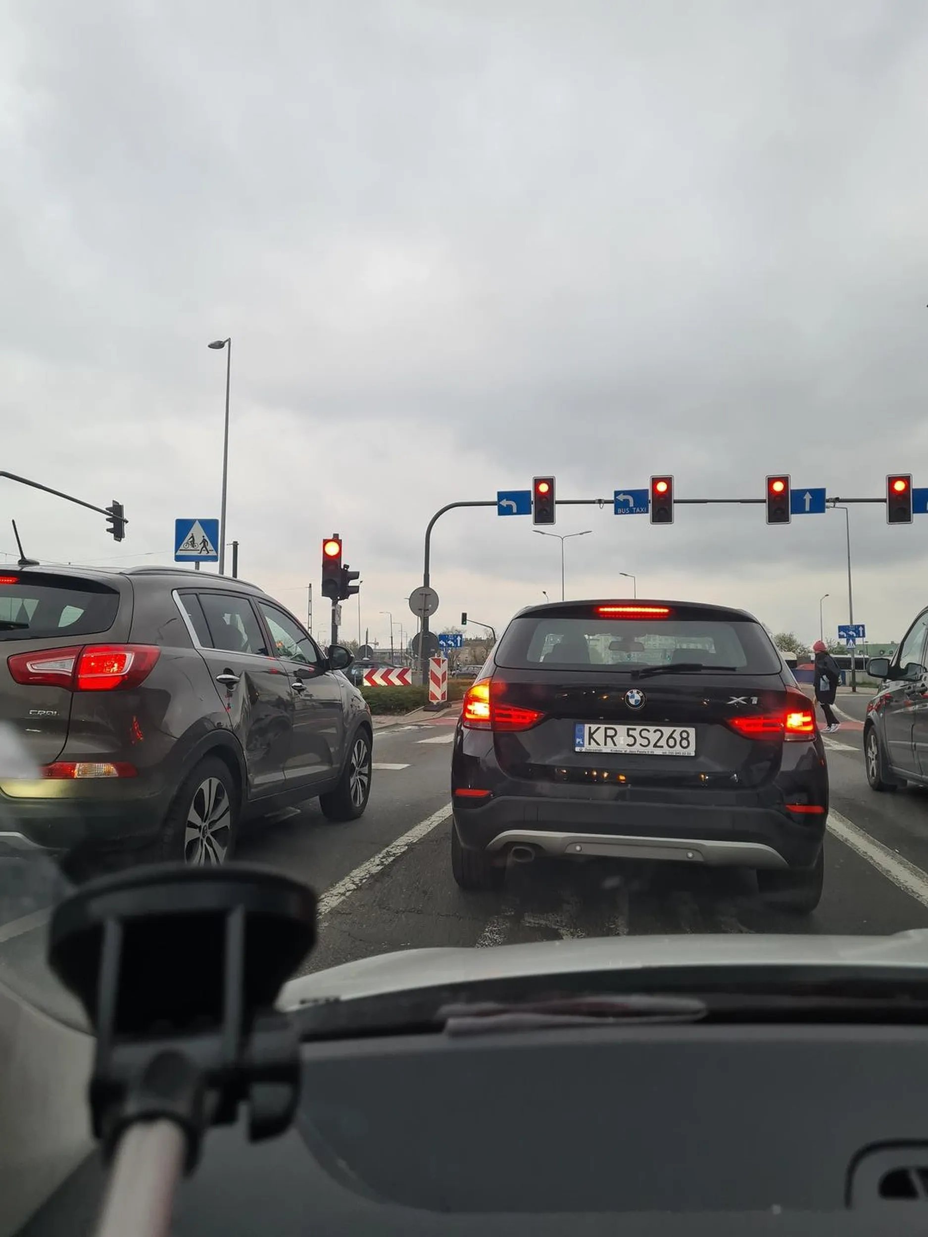 Kierowca jeździ buspasem bezprawnie