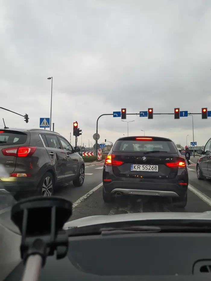 Kierowca jeździ buspasem bezprawnie