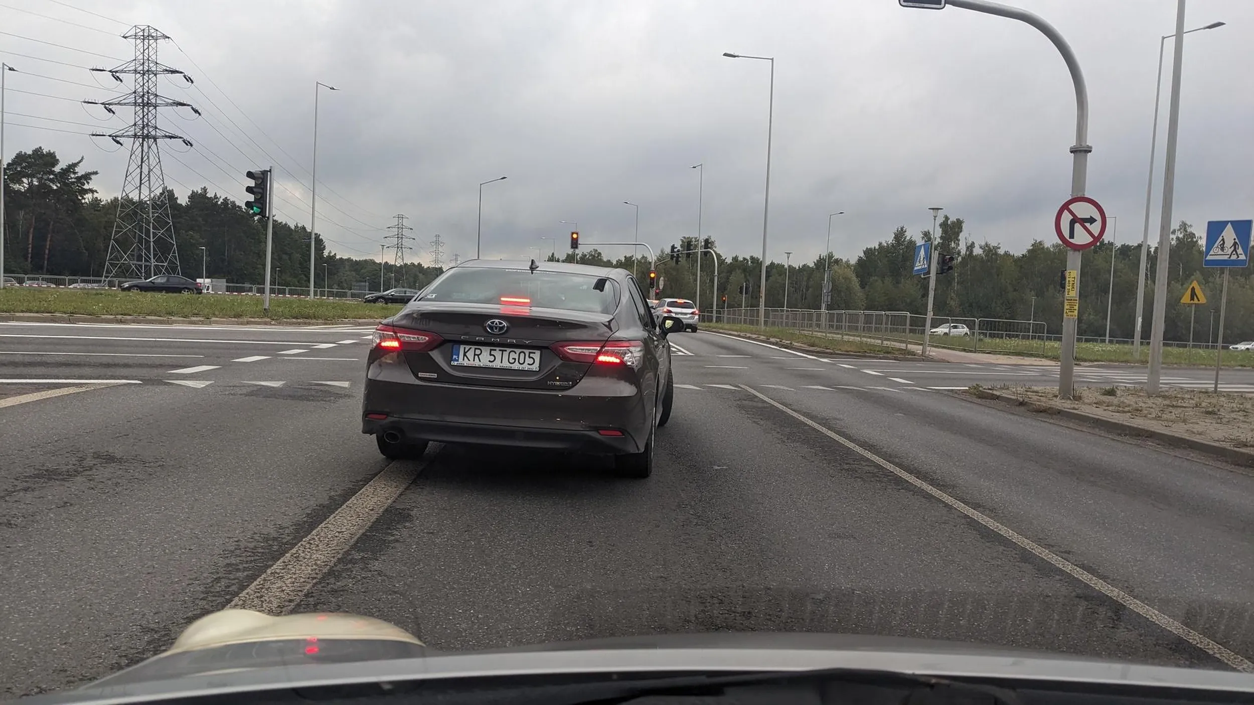 Ten wyborca pisu dzisiaj (19.09.23 r.) ominął pasem do skrętu w prawo cały korek po czym wjechał przed pojazdy jadące na wprost. Ham i burak z brodą.