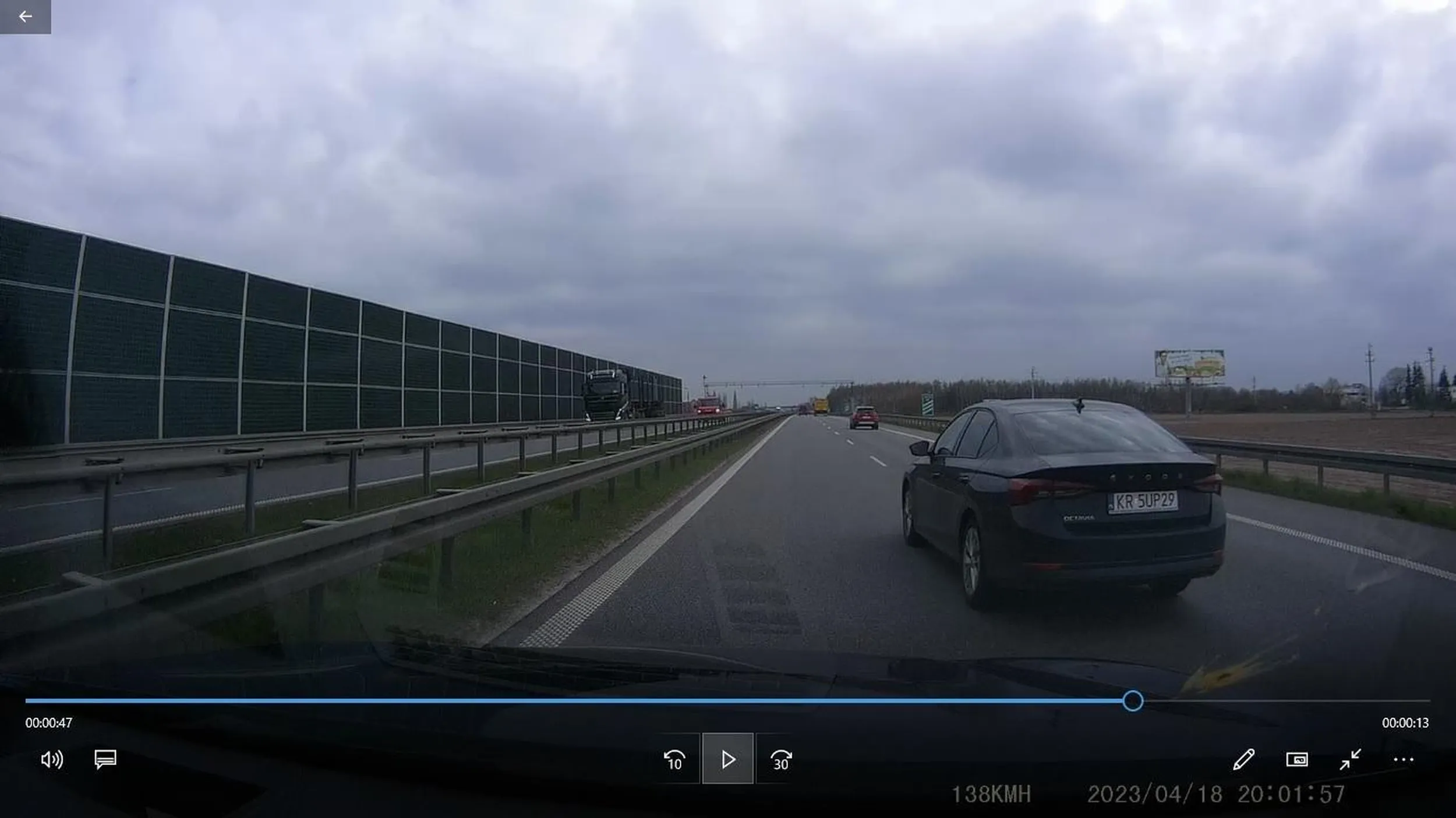 Najpierw wymuszenie przy zmianie pasa ruchu na "s" i to 3 razy a później hamowanie na pustej drodze STOP wariatom drogowym, na skrzynkę Pol wysłane