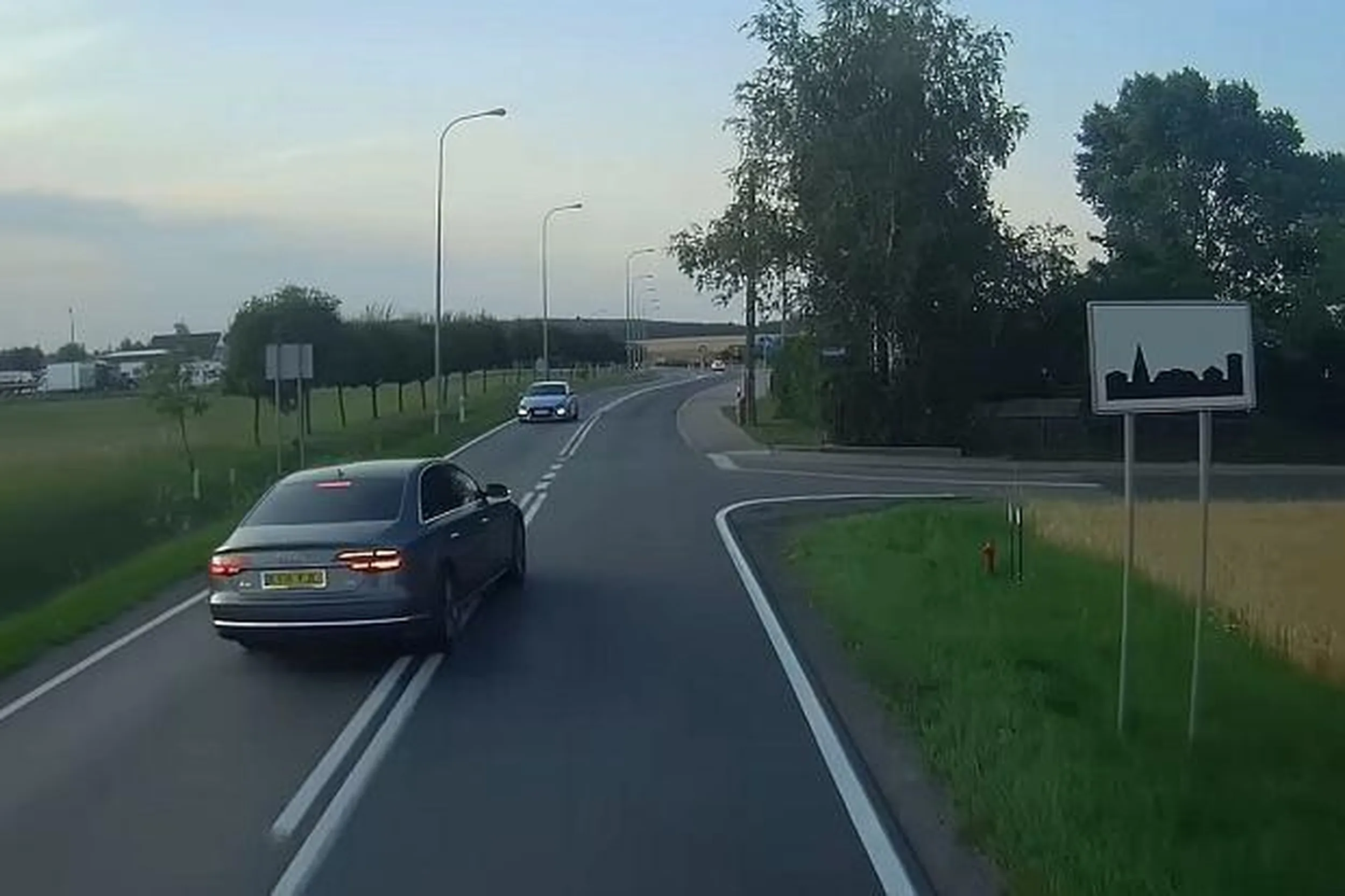 wyprzedza na podwojnej ciaglej, a moja babcia spanikowała