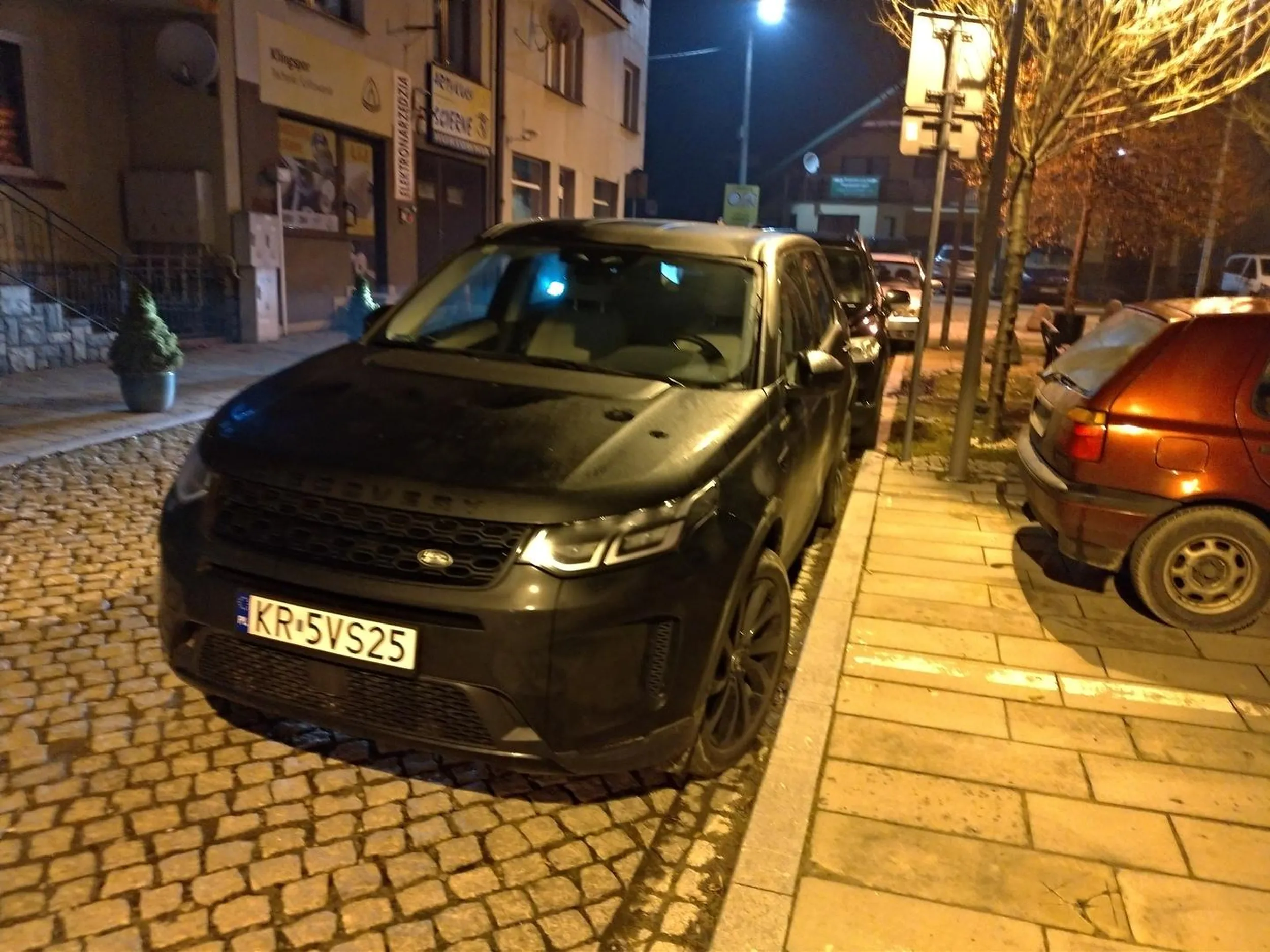 Religijny, trzeba czekać na jaśnie pana aż wróci się z mszy. A z tego że zablokował kogoś to się wyspowiada.