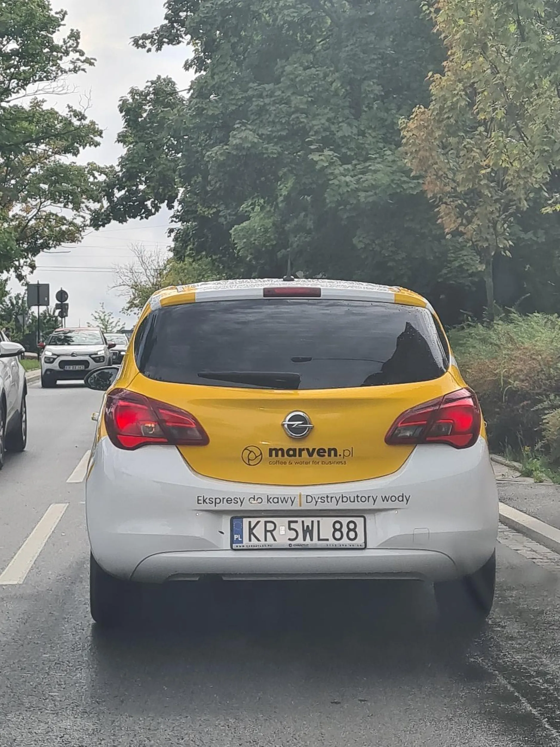 Kierowca zmienia pas na lini ciągłej i prawie na skrzyżowaniu