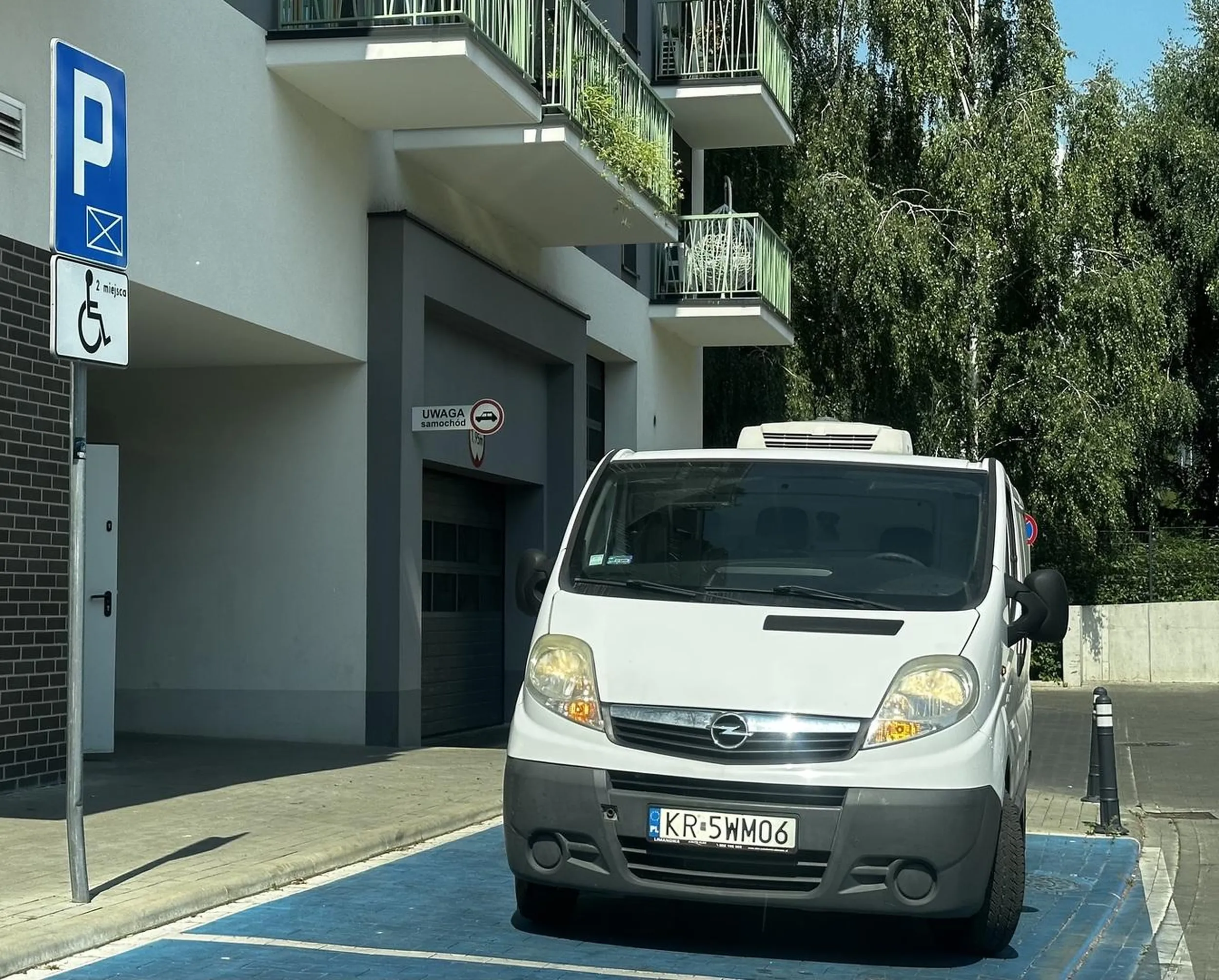 Notoryczne zastawianie miejsc dla niepełnosprawnych. Włączony silnik na kilkadziesiąt minut, palenie papierosków tuż pod balkonami oraz kłótnia na zwracanie uwagi. Oczywiście awaryjne… (zdjęcia z różnych dni)