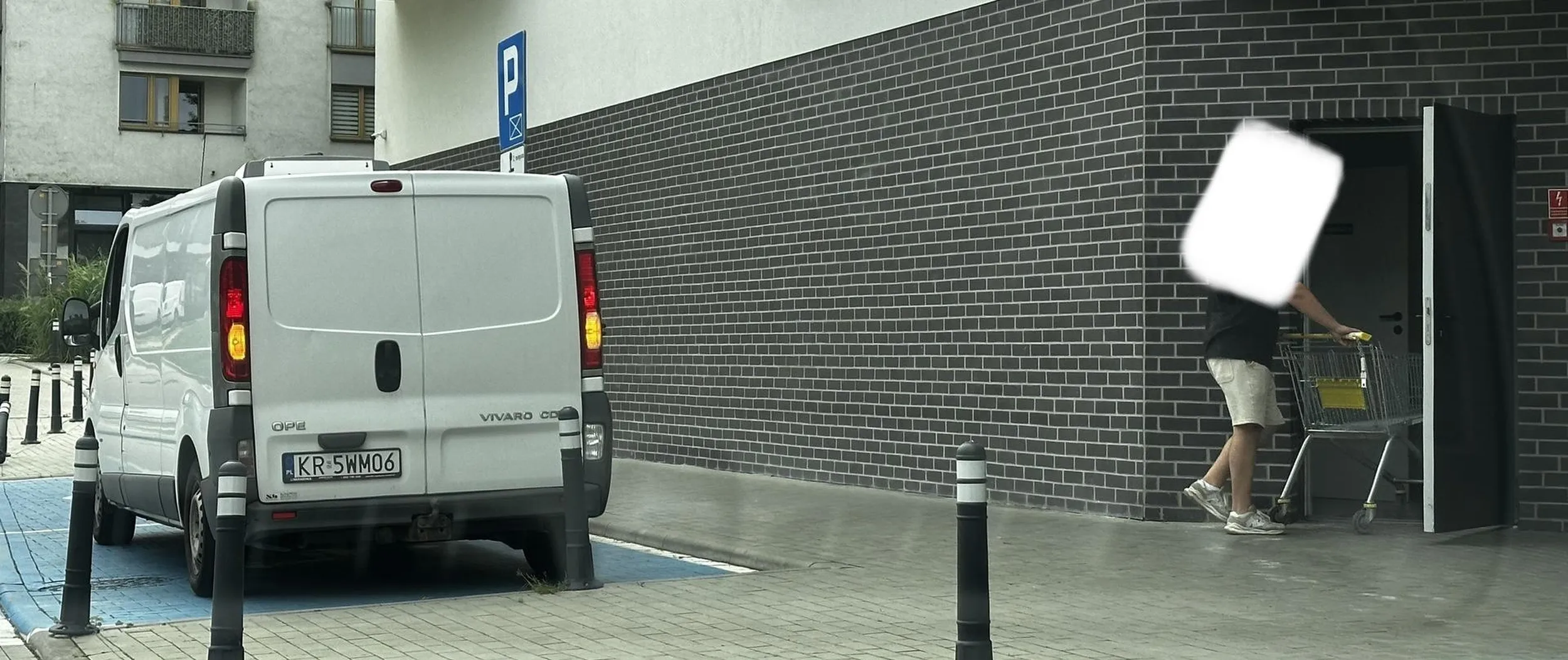 Notoryczne zastawianie miejsc dla niepełnosprawnych. Włączony silnik na kilkadziesiąt minut, palenie papierosków tuż pod balkonami oraz kłótnia na zwracanie uwagi. Oczywiście awaryjne… (zdjęcia z różnych dni)