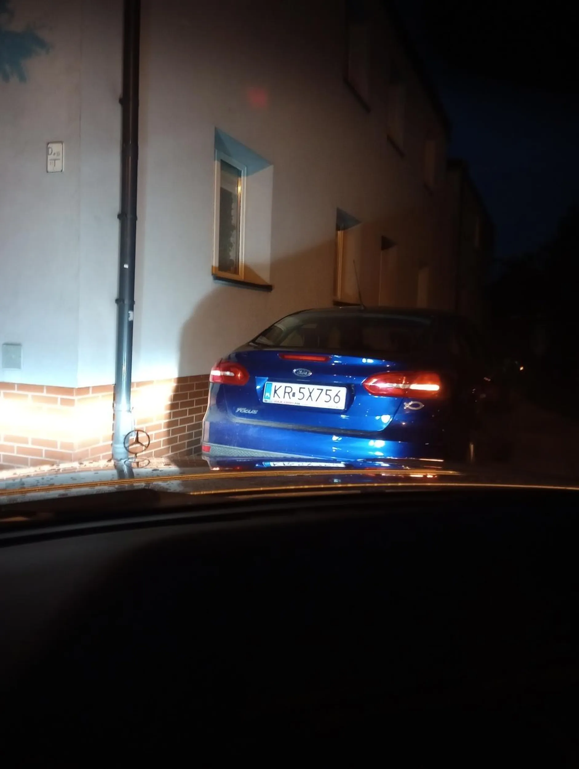 Najwidoczniej światła awaryjne zwalniają z obowiązku udrażniania drogi dojazdowej do parkingu