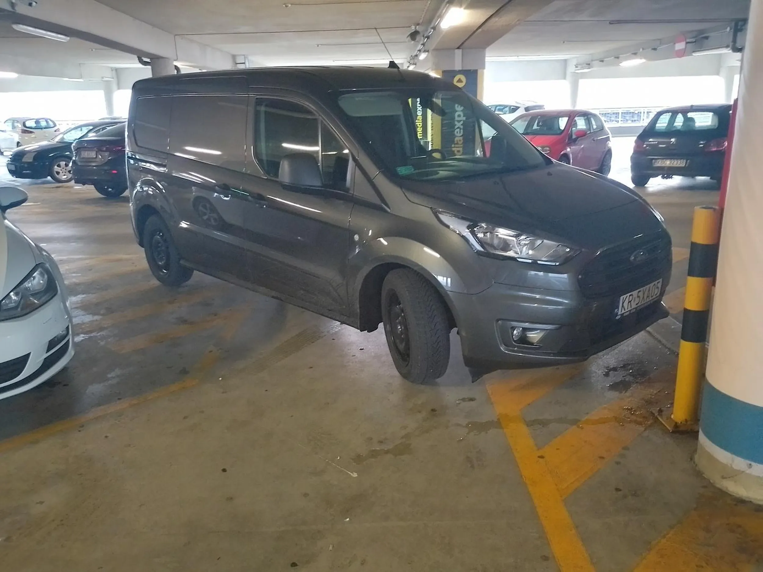 Przyjechałem z Krakowa. Zaparkuje na przejściu. Co tam. Wózkami przecież się przecisną. Galeria Rondo w Bochni. 1.02.2023r.