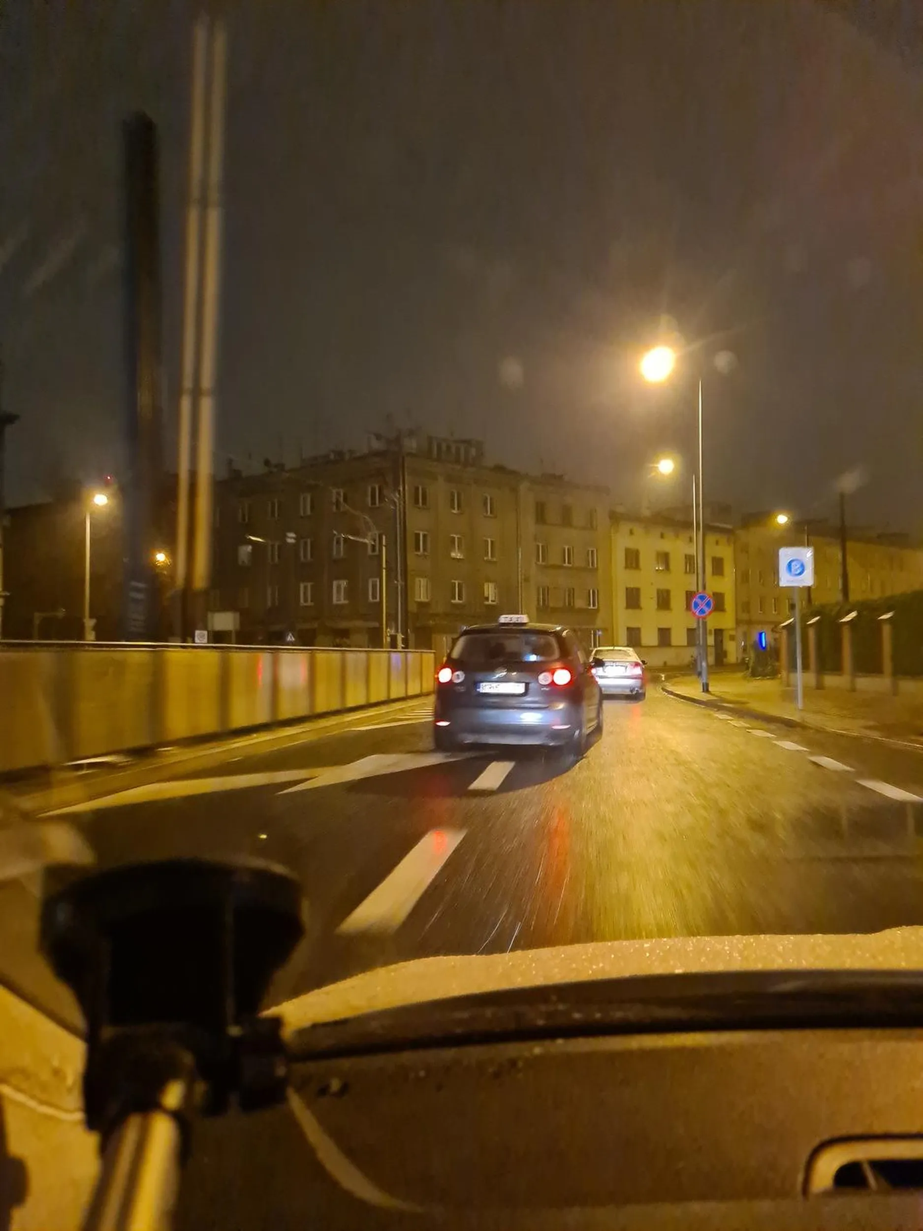 Kierowca skręca w prawo z pasa do jazdy na wprost