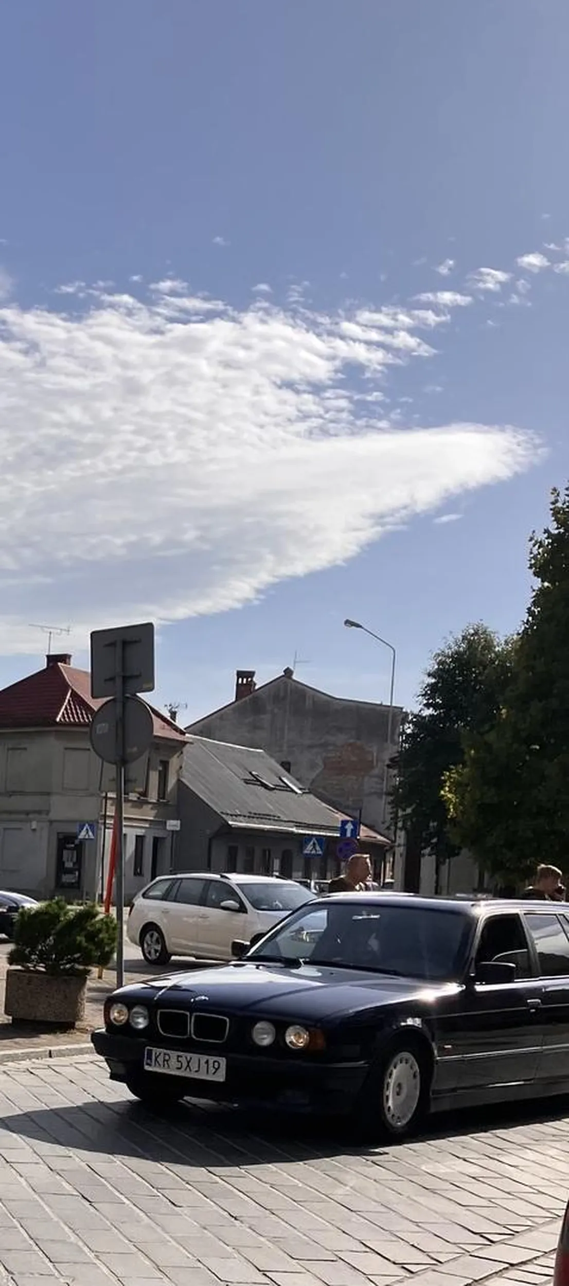 Ruszanie i wchodzenie w zakręt z piskiem opon. I tak sobie jeździ dookoła rynku kilka razy. Totalny obciach!