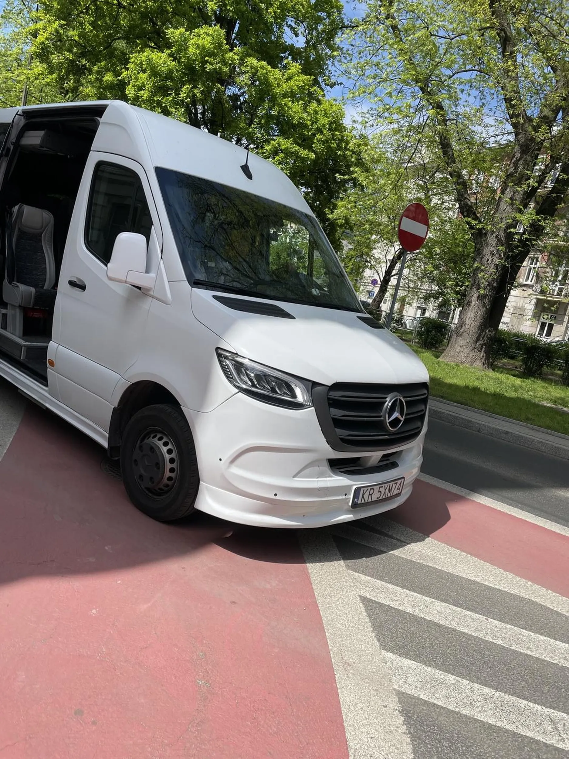 Dziadek burak w busie odpoczywa parkując na ścieżce rowerowej.