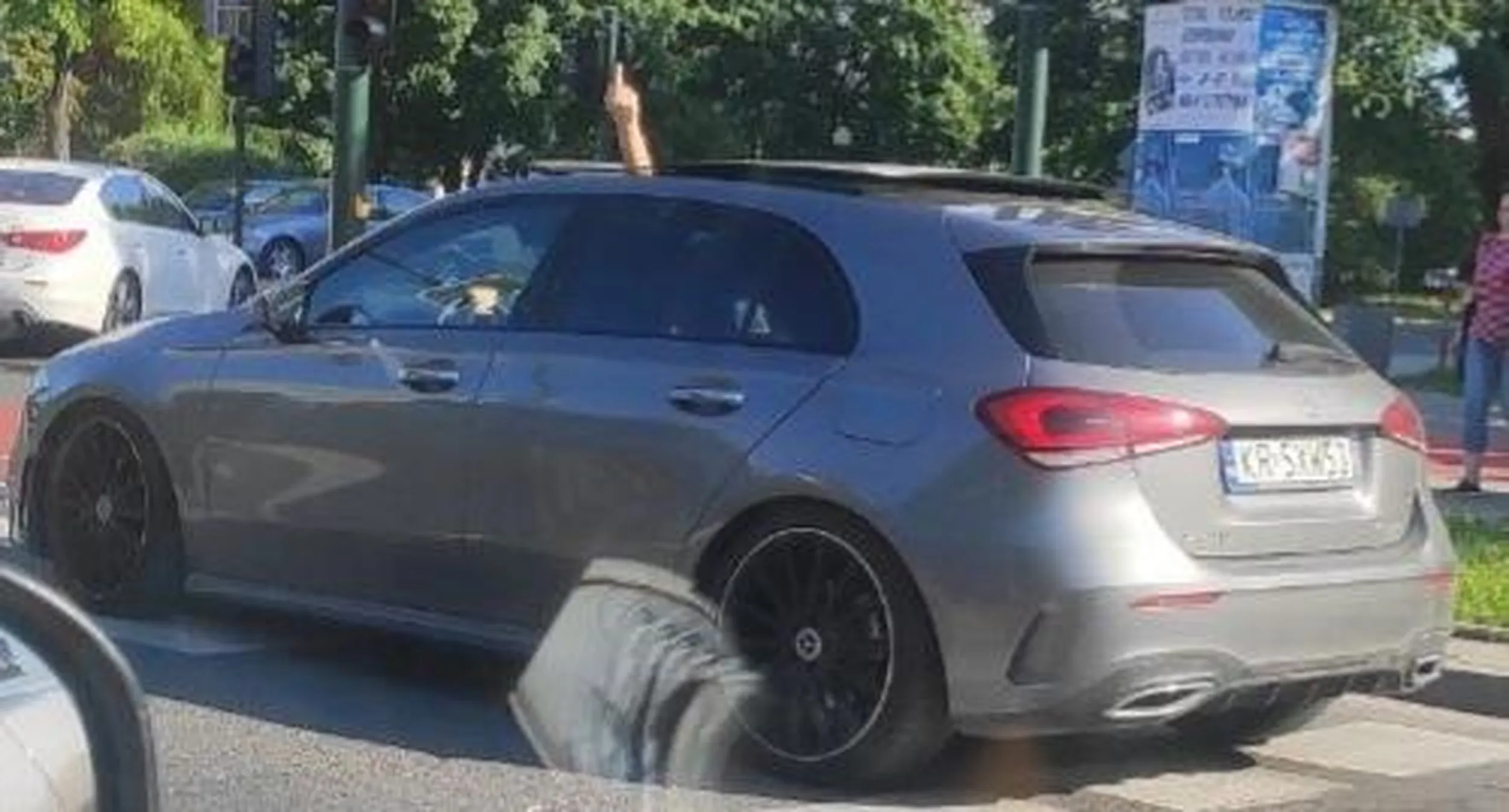 Paniusia musi mieć bardzo smutne życie. Zamula lewym pasem 40, podczas gdy prawy wolny, przy próbie wyprzedzenia prawym przyspiesza, żeby jej przypadkiem nie wyprzedzić, bo ona tu jest szeryfem ustalającym prędkość na drodze ??? typowa patologia, potrzebująca się dowartościować.