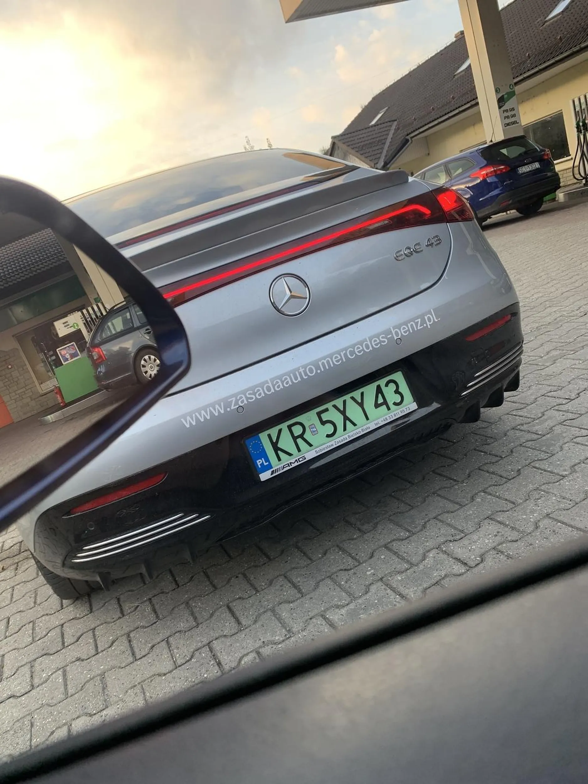 Nawet zaparkować na stacji nie umie przez co blokuje miejsca parkingowe