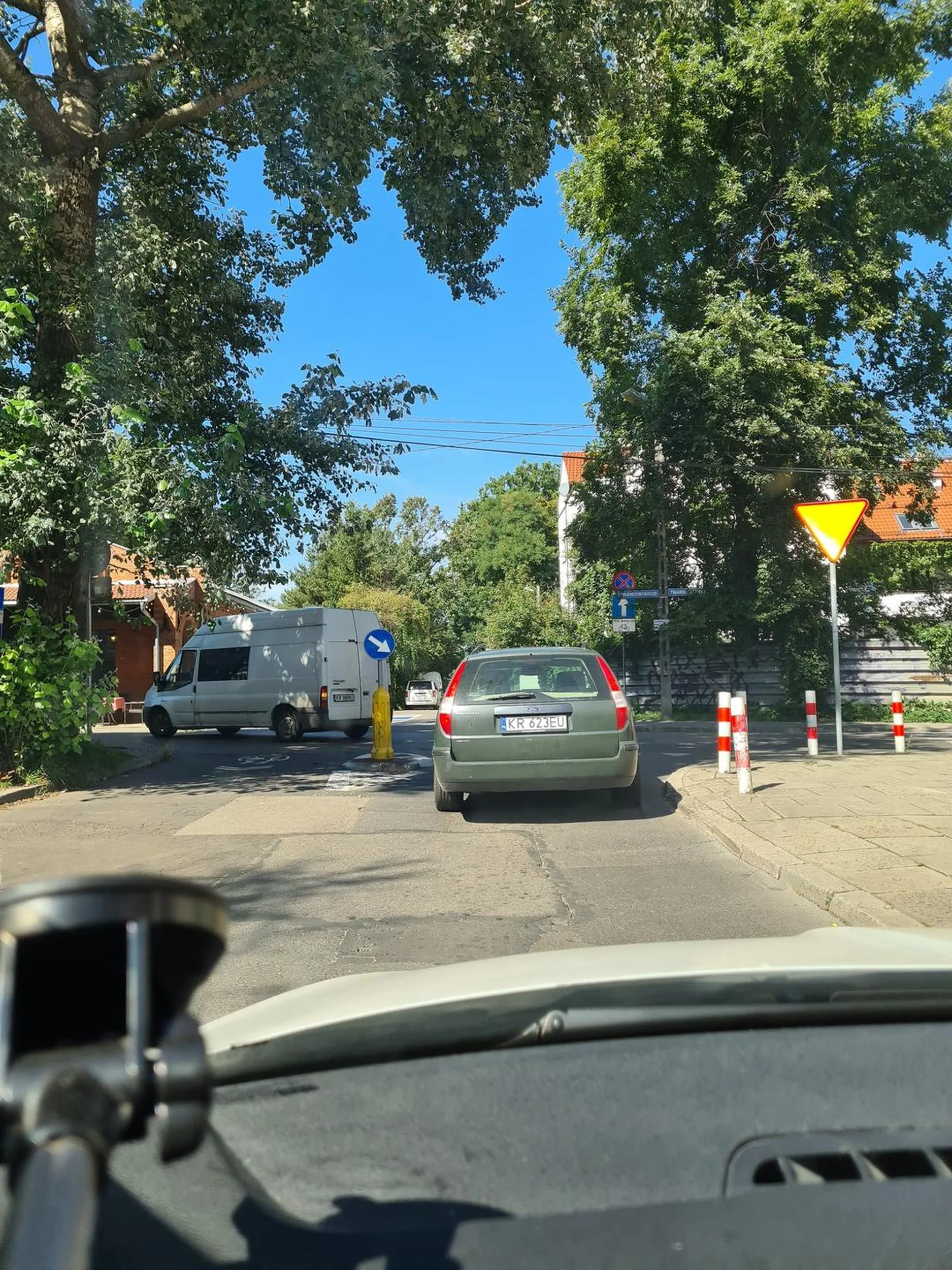 Kierowca wymusza pierwszeństwo. Stary kierowca. A nie myśli