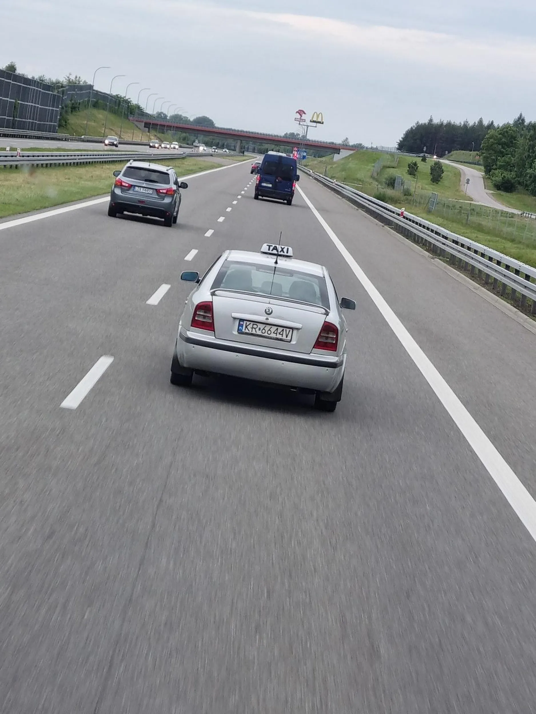 Kawał dziada ?? zajeżdża drogę ciężarówką i hamuje ?