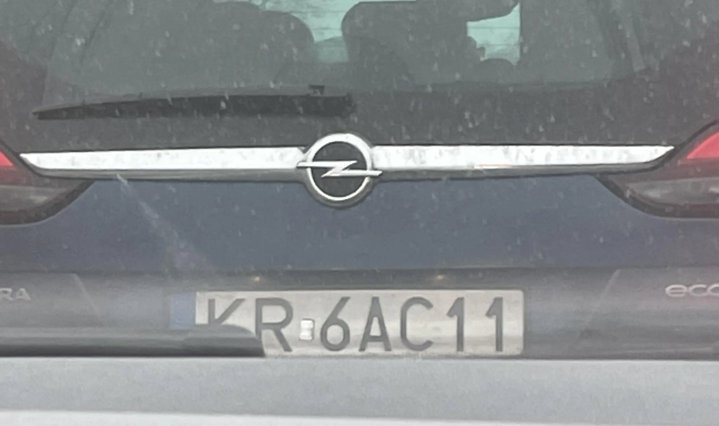 Jeździ zaraz przy masce, niebezpieczny dla ruchu, wyprzedza prawym pasem, w momencie gdy nawet nie ma przestrzeni do wyprzedzania, zajeżdża drogę. Do tego buc, na światłach wysiadł z samochodu i zaczął robić zdjęcia mnie i córce bez powodu. Żenujący typ.