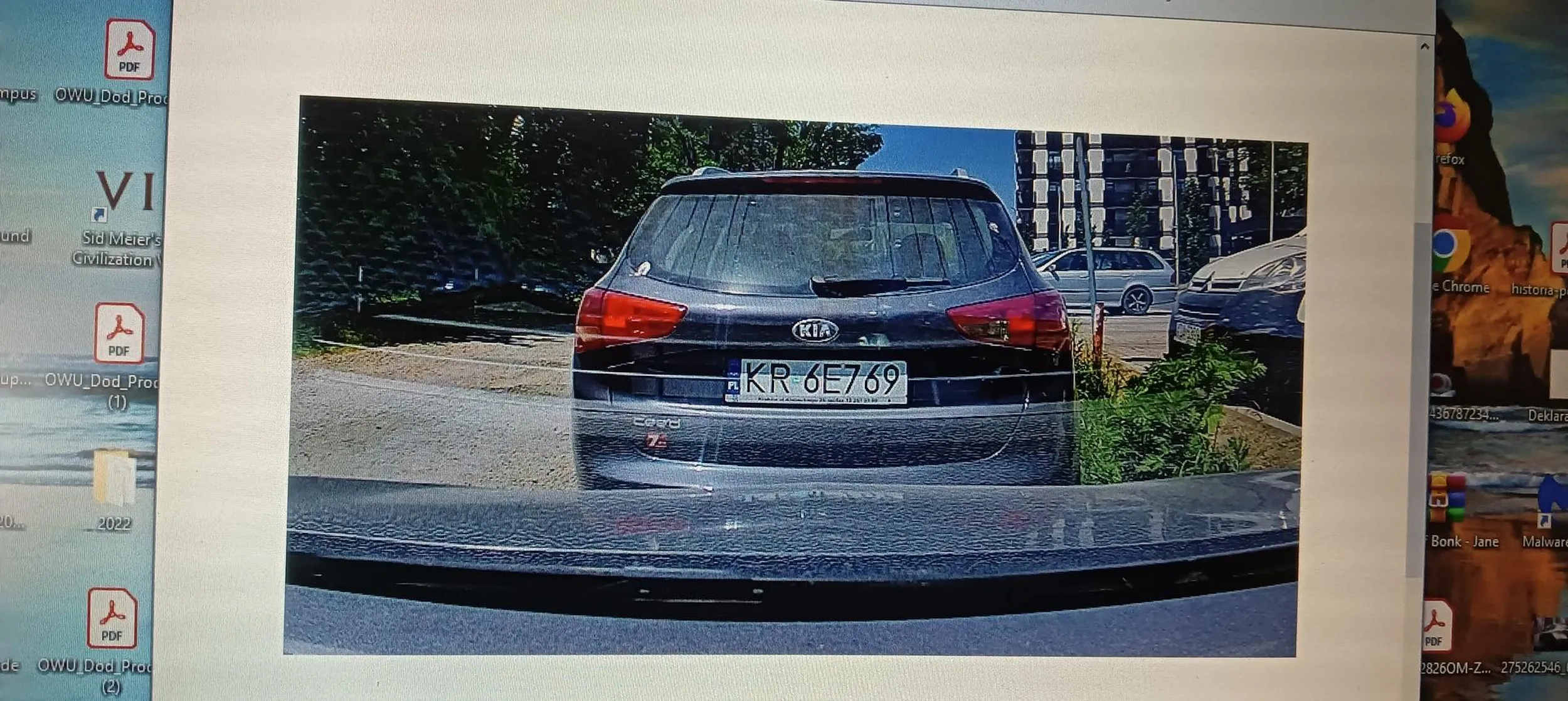 Jak nie potrafisz ruszać pod wzniesienie to może warto nie parkować na wzniesieniu. A jak już stoczysz się przy wyjezdzaniu to warto przyznać się a nie udawać.