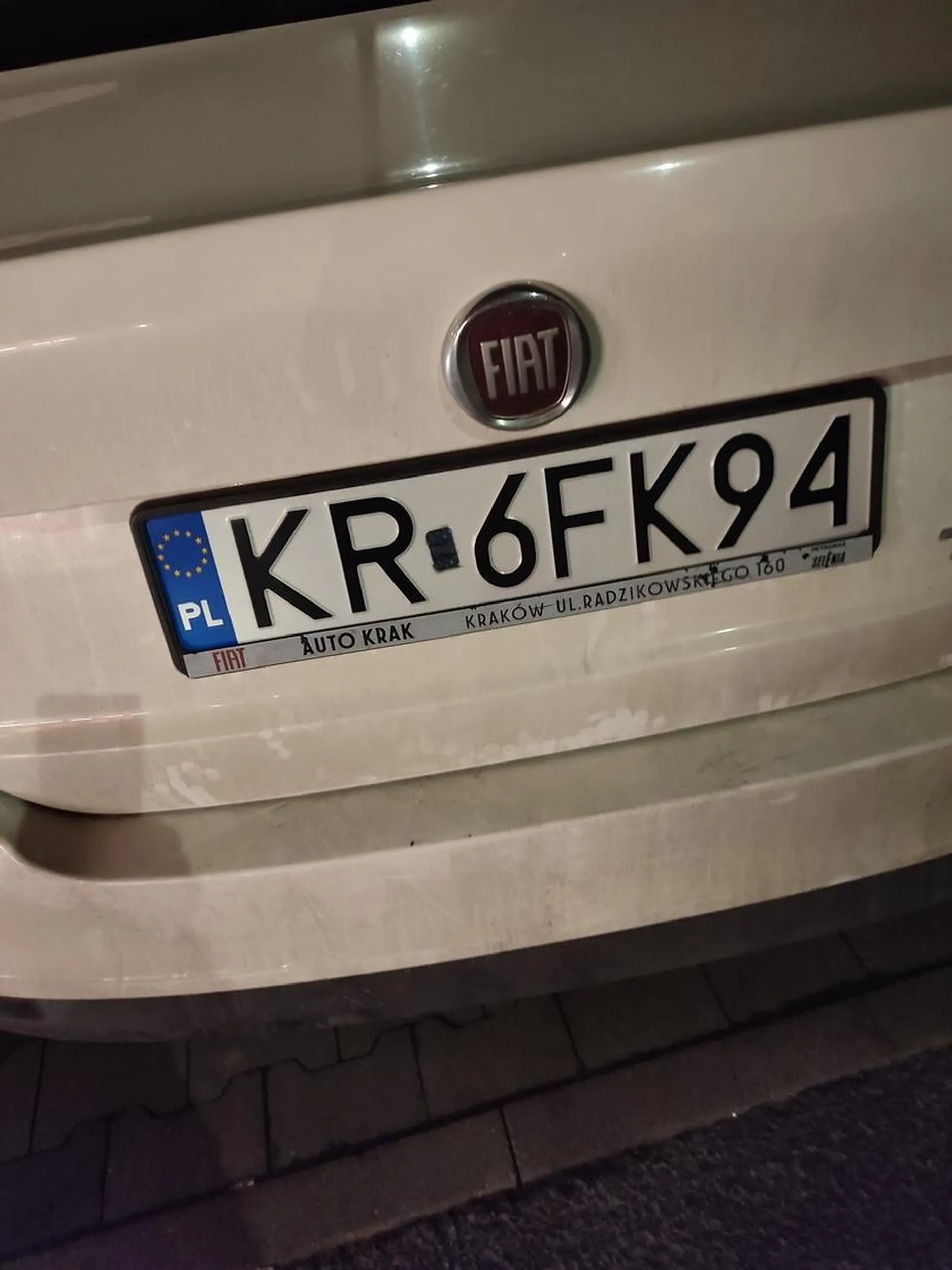 Kierowca nieszanujący cudzej własności, swoimi gabarytami prawie urywał lusterko