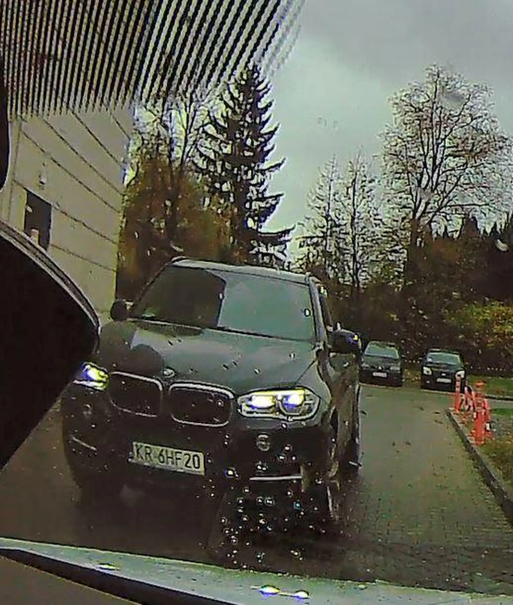 Ten niewysoki kolega w średnim wieku nie rozumie, że gdy zwężenie lub utrudnienie (tu: zaparkowane pojazdy) występuje po jego stronie, to musi zaczekać i ustąpić i nie może kontynuować jazdy, tym bardziej zajeżdżając drogę komuś jadącemu w przeciwnym kierunku prawidłowo po swojej stronie jezdni.