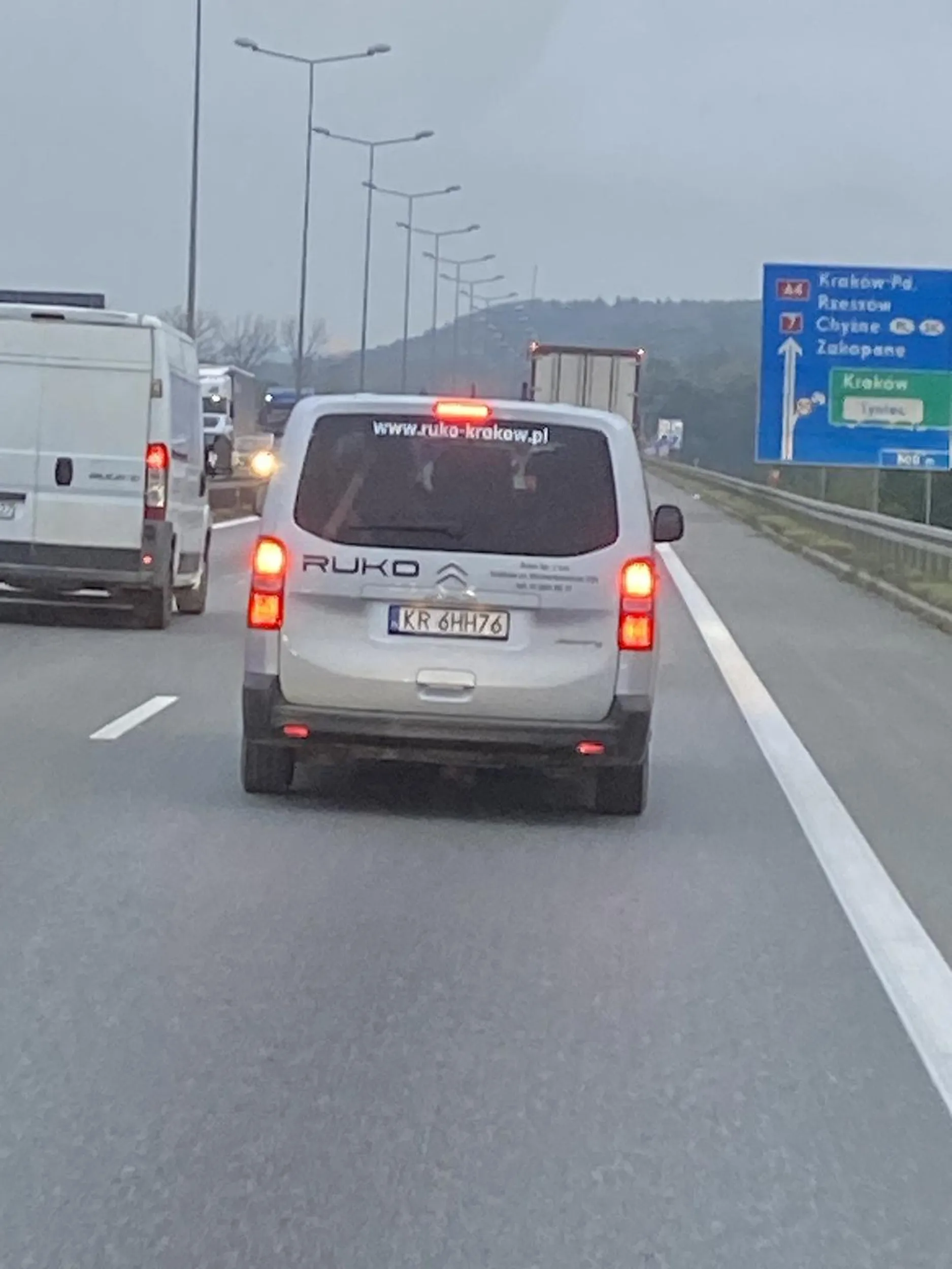 Wyprzedzanie pasem awaryjnym na autostradzie A4. Nie pozdrawiam
