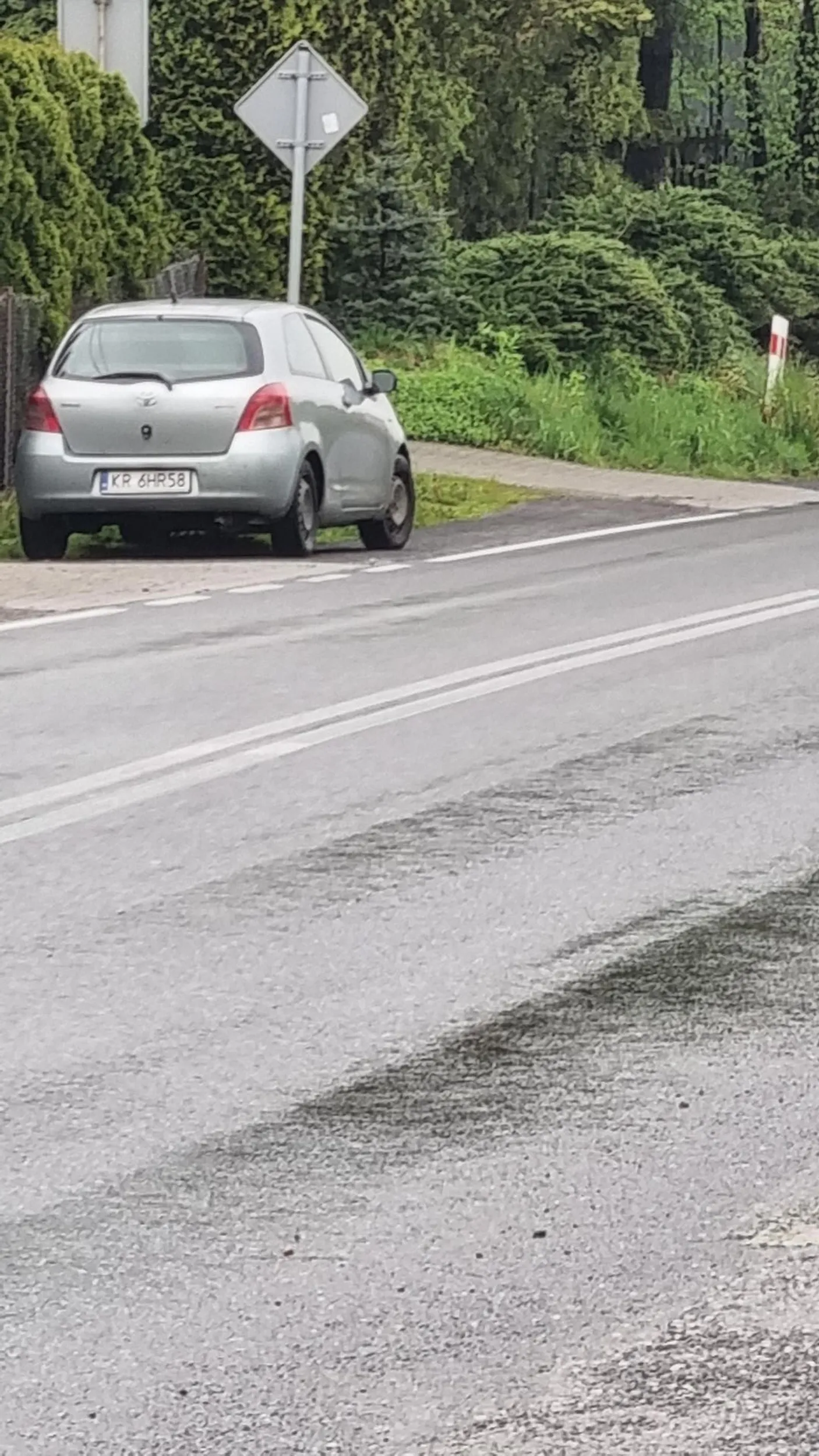 Kierowca razem z kolegą urządzili sobię świetna zabawe gdy jeden z nich pijany wszedl na środek drogi przed moje auto. Niestety ma słabą psyche bo nie wytrzymał kontaktu wzrokowego ze mną. Na zdjęciu widoczne auto jednego z nich, nie pozdrawiam.