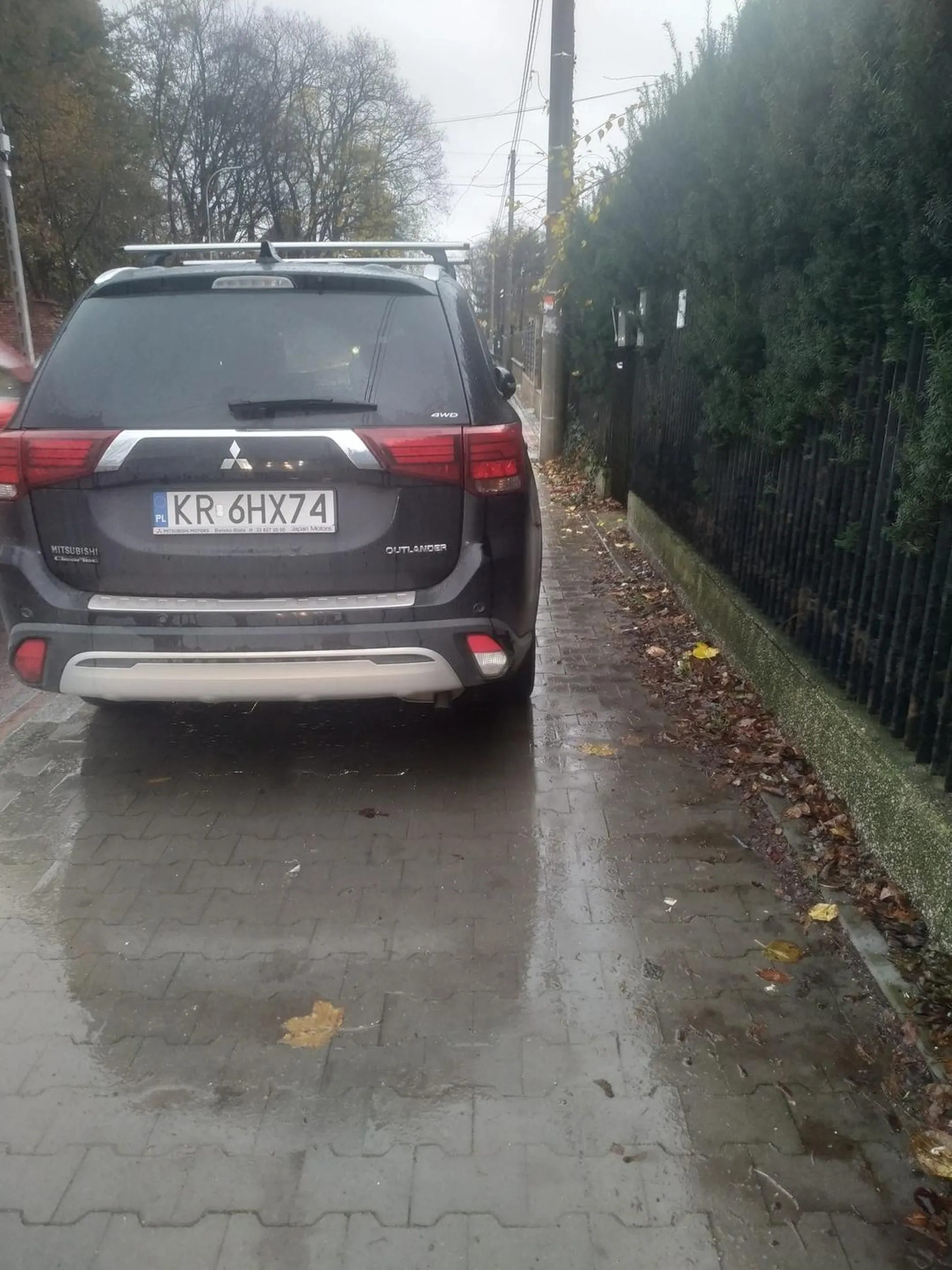 Kolejny na Królowej Jadwigi który myśli że chodnik jest dla samochodów...