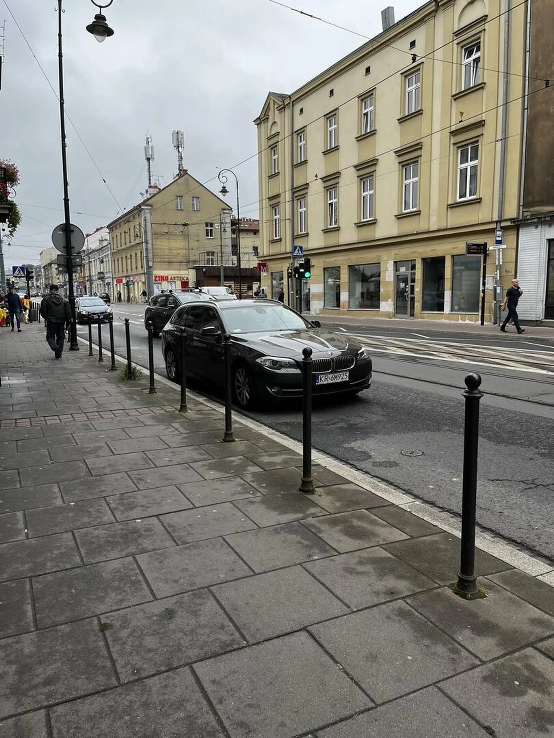 Mam beemwu to se mogę zrobić parking gdzie mi się podoba, nawet na środku drogi...