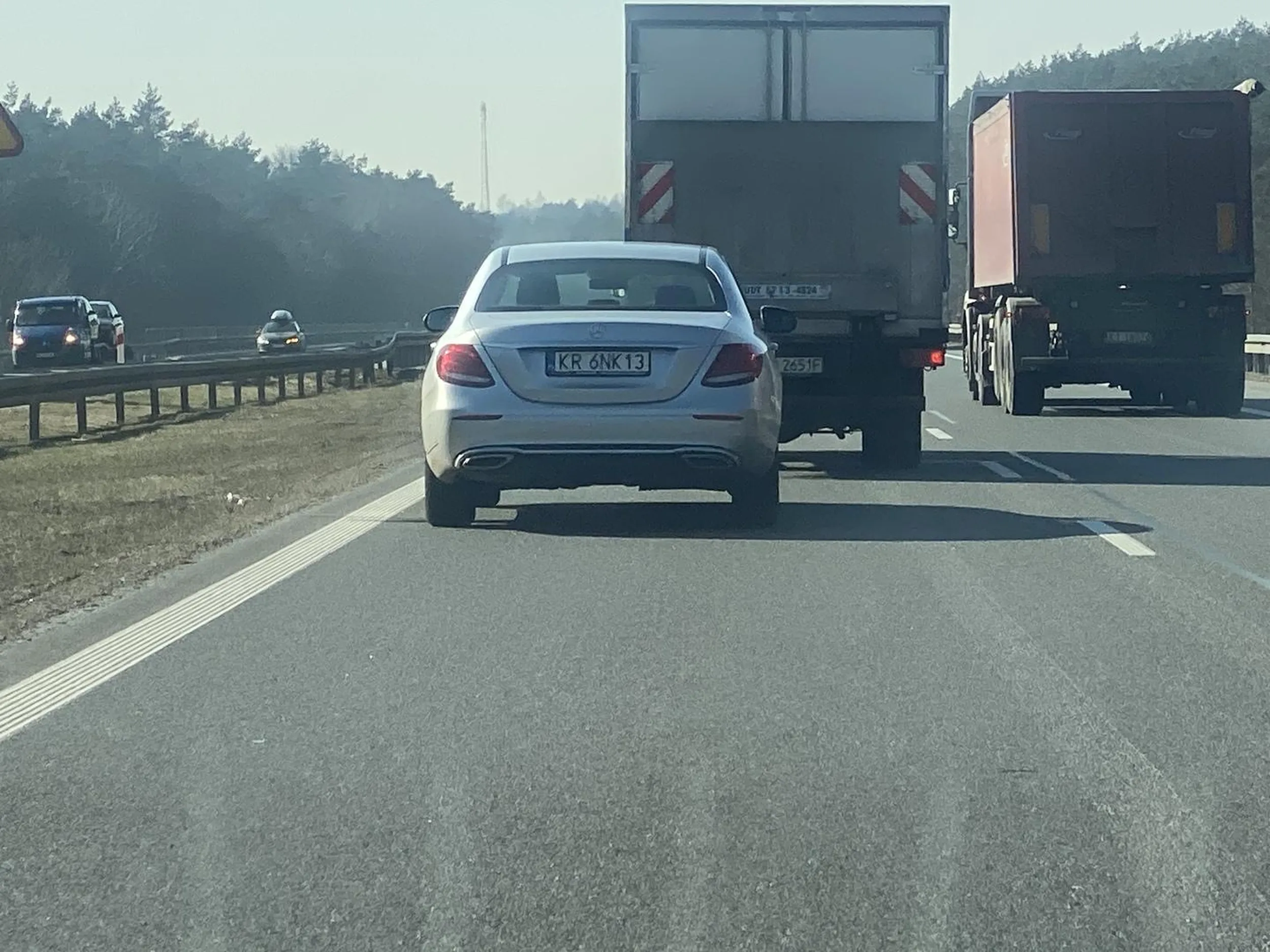 Manewruje bez wyobraźni wciskając się w najciaśniejsze przestrzenie, na A4 nie warto zostawiać bezpiecznej odległości z przodu, bo wykorzysta każdy przesmyk zajeżdżając drogę, a następnie z uporem maniaka będzie wciskał hamulec.