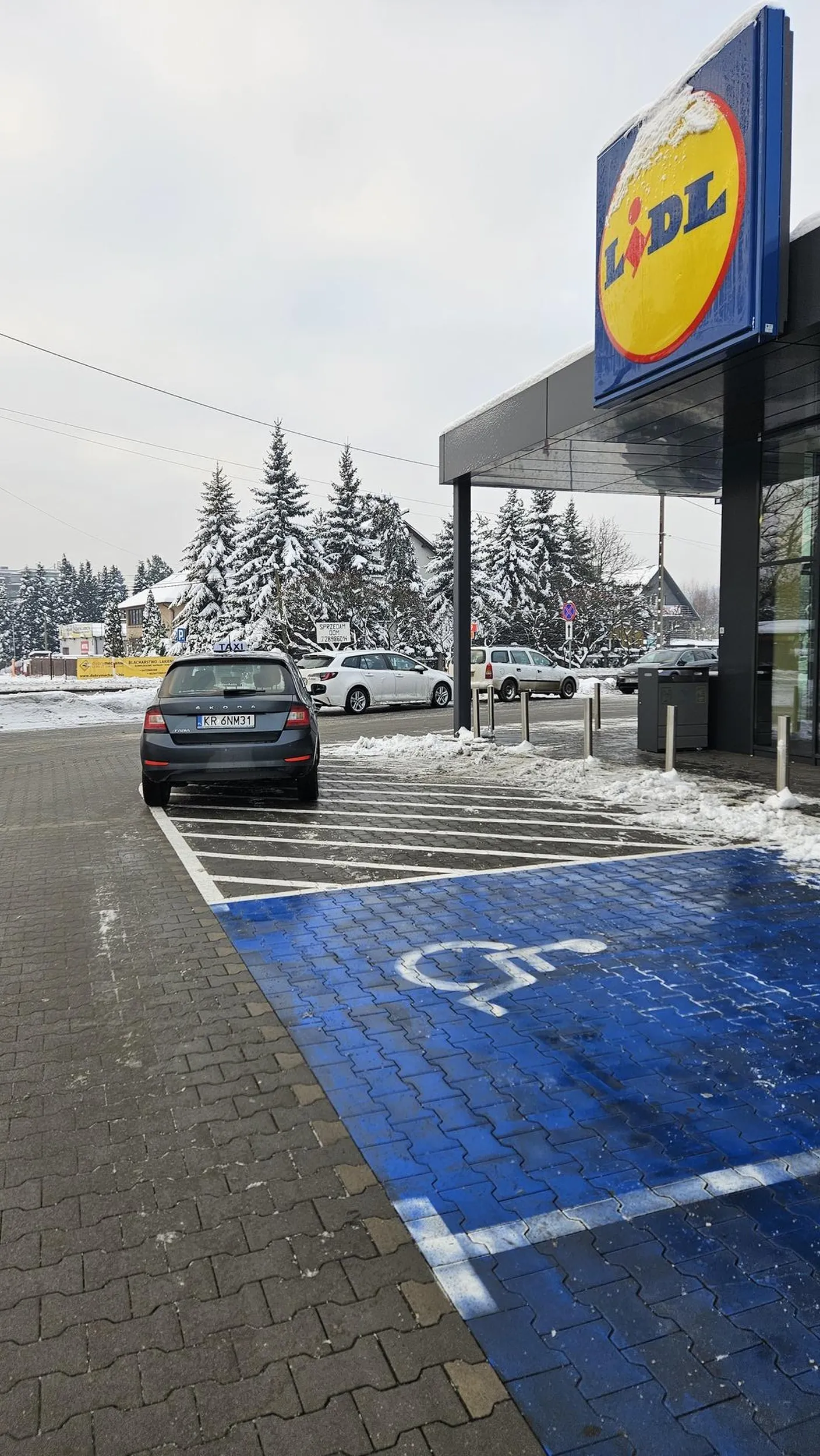 Znaczek na fachu nie uprawnia do takiego parkowania