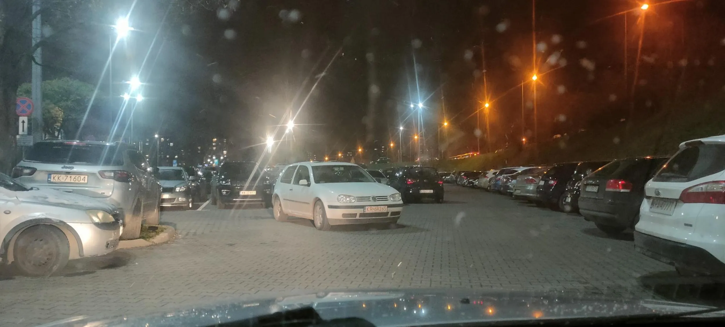 Gość stanął na środku parkingu blokując przejazd i poszedł oglądać film do kina. Próbując go wyminąć pokrzywiłem sobie 2 felgi o krawężnik.