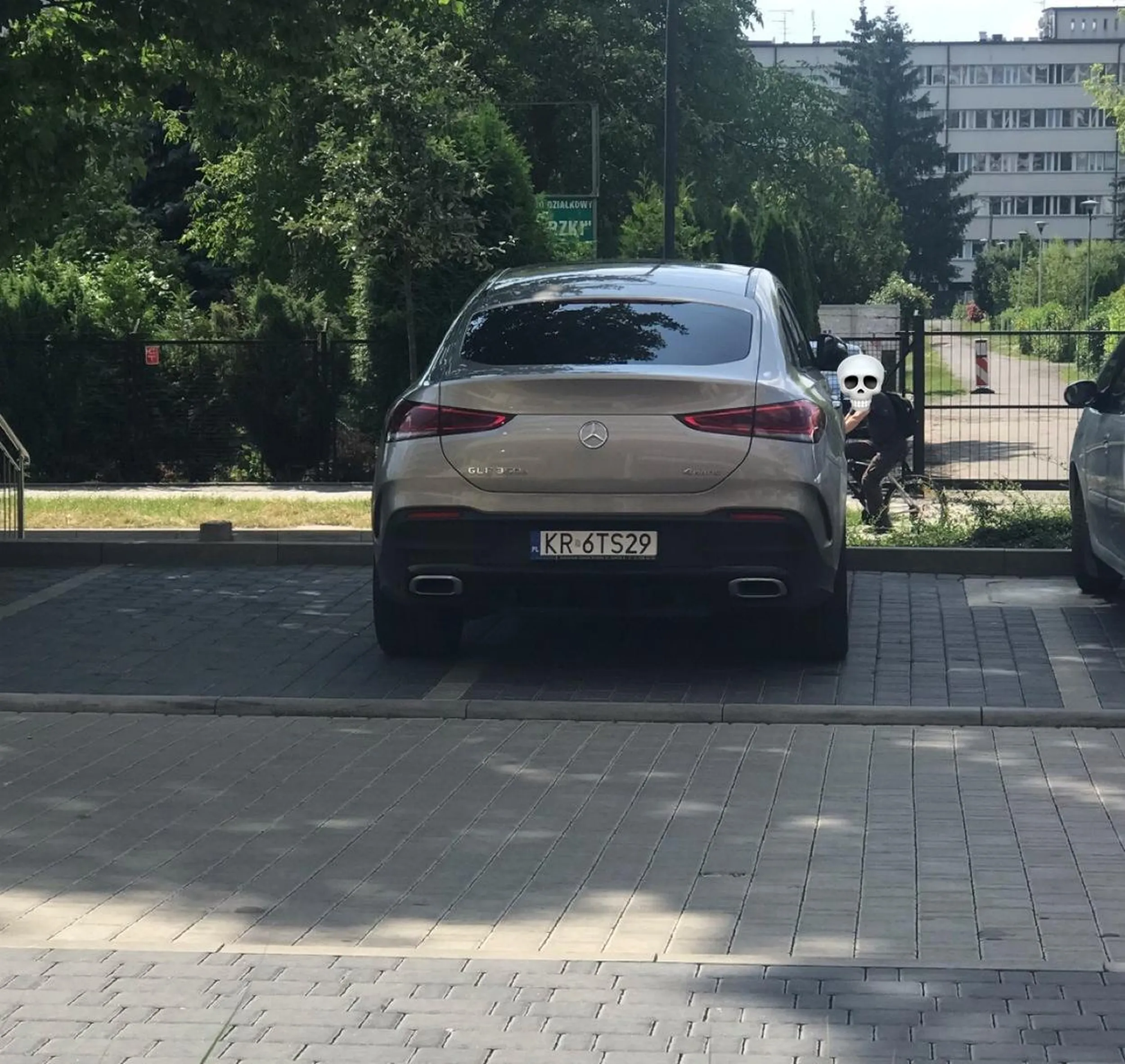 Naucz się parkować… Uważajcie gdy go zobaczycie może Wam zarysować lakier. Tyle miejsca i się zmieścił. Prawko z chipsów.