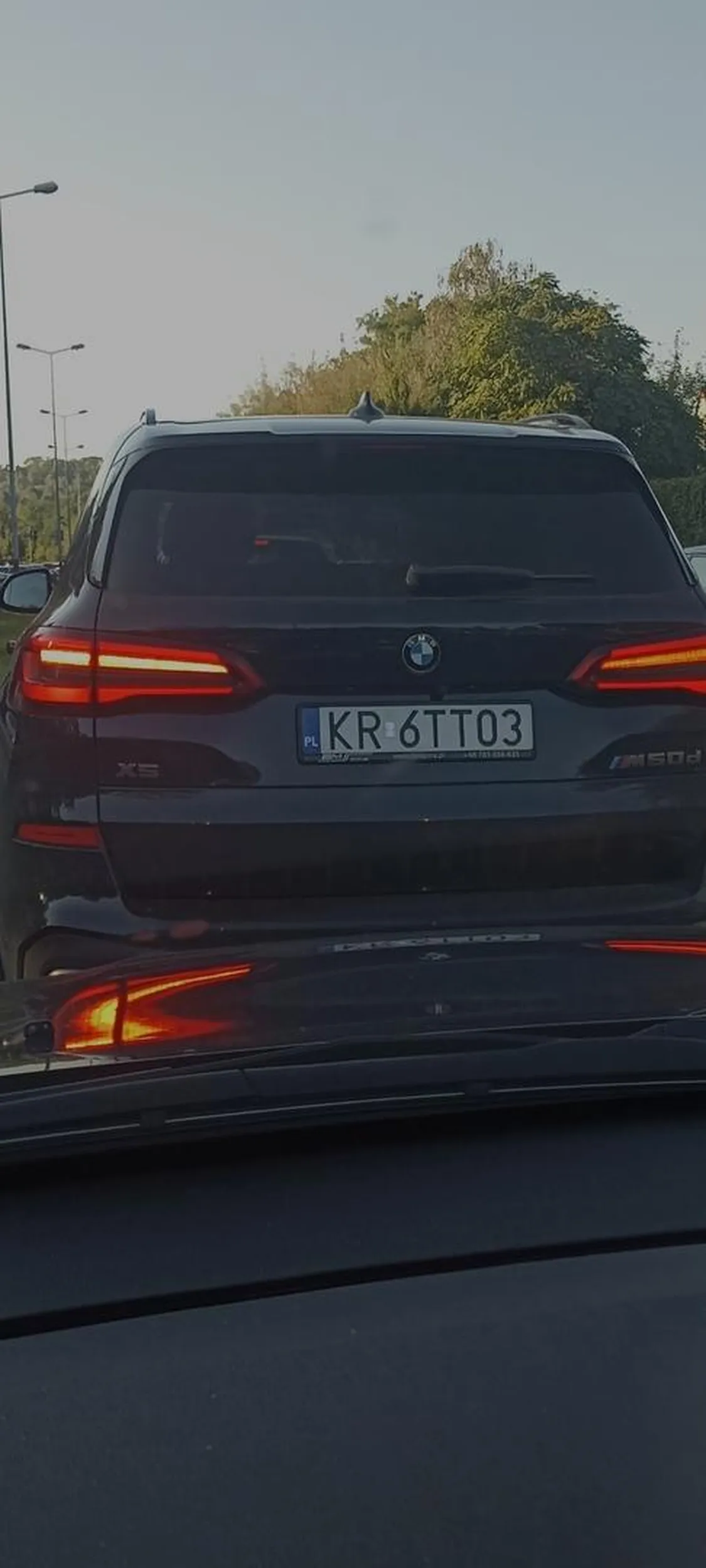 Nie dość że przejechał na czerwonym, to nie ustąpił pierwszeństwa tym co mieli zielone. Ul..Zielińskiego.