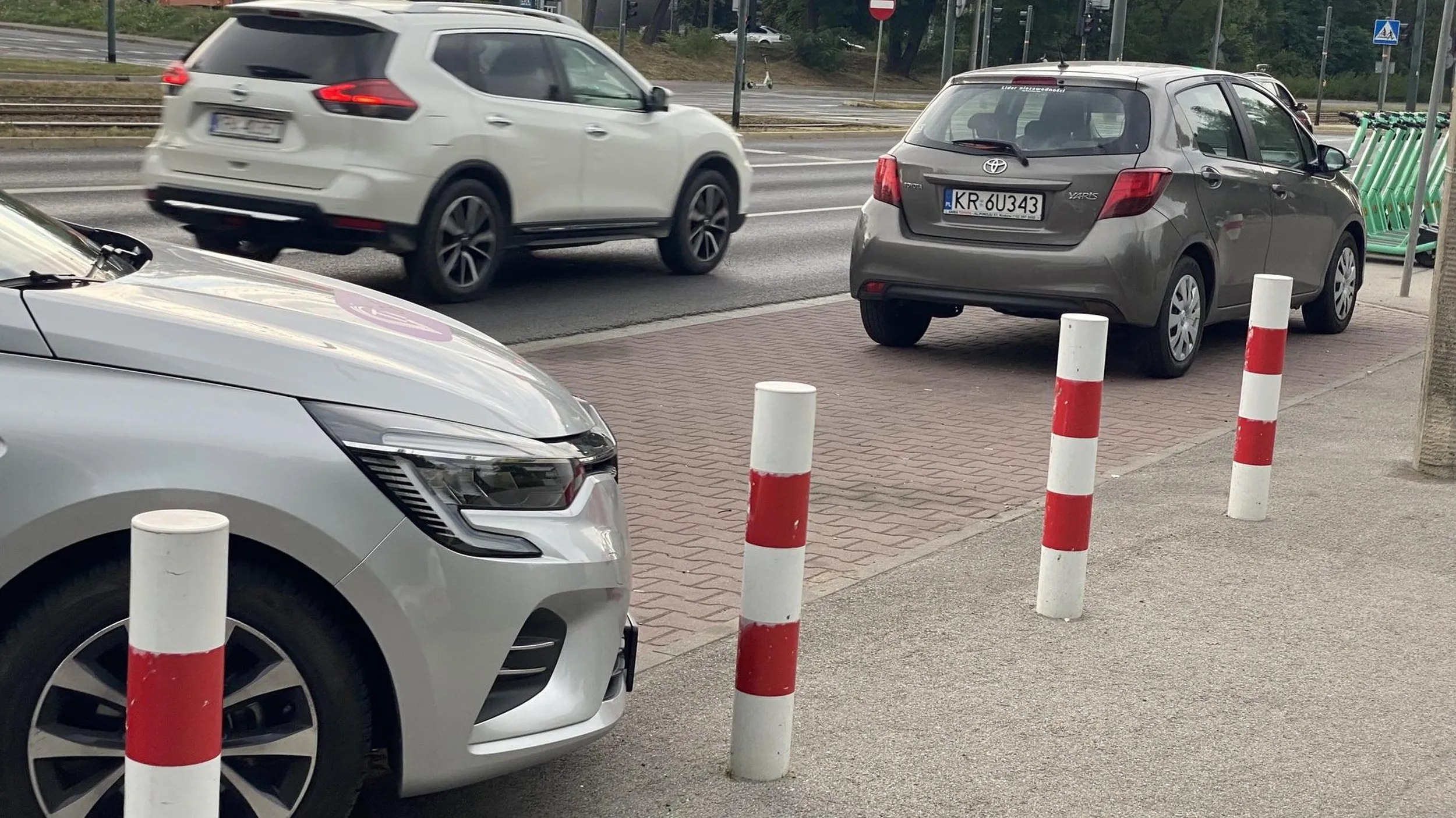 Mistrz parkowania… ?? Po co zająć jedno miejsce, jak można 3… Aleja Jana Pawła II, parking przy Parku Lotników Polskich