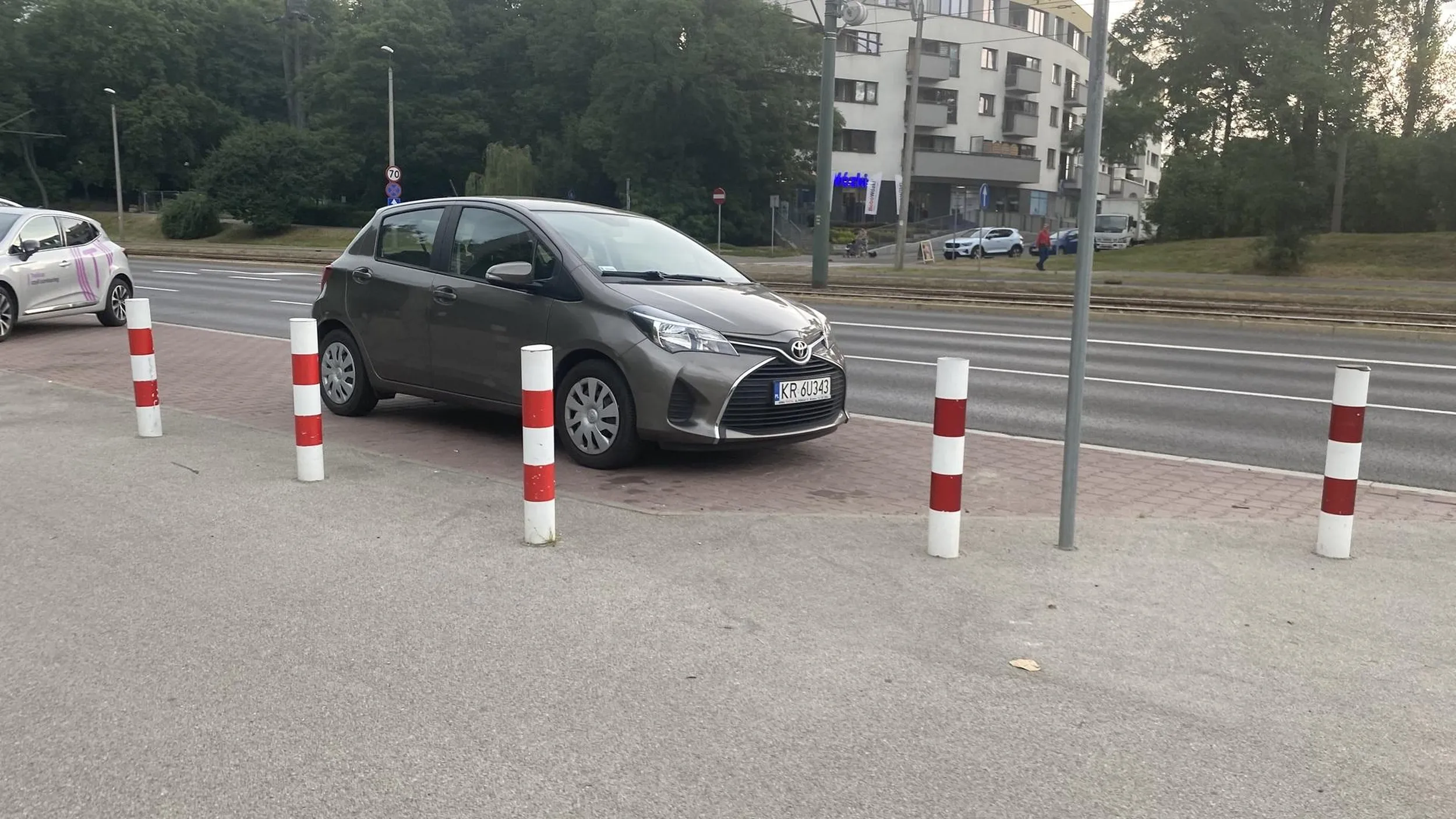 Mistrz parkowania… ?? Po co zająć jedno miejsce, jak można 3… Aleja Jana Pawła II, parking przy Parku Lotników Polskich