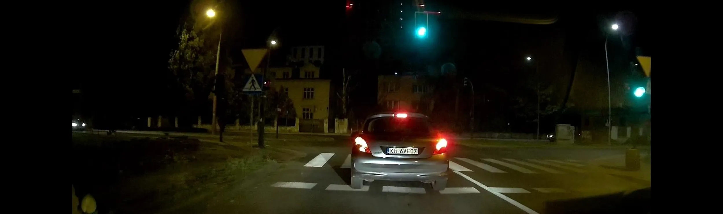 Niebezpieczny kierowca, jedzie ledwo 40 na 50, auto obite. Staje na środku skrzyżowania mimo nadawanego zielonego sygnału. Bardzo niebezpieczny użytkownik drogi... Nie rozumiem kto tej blondynce dał prawo jazdy... O ile dał.