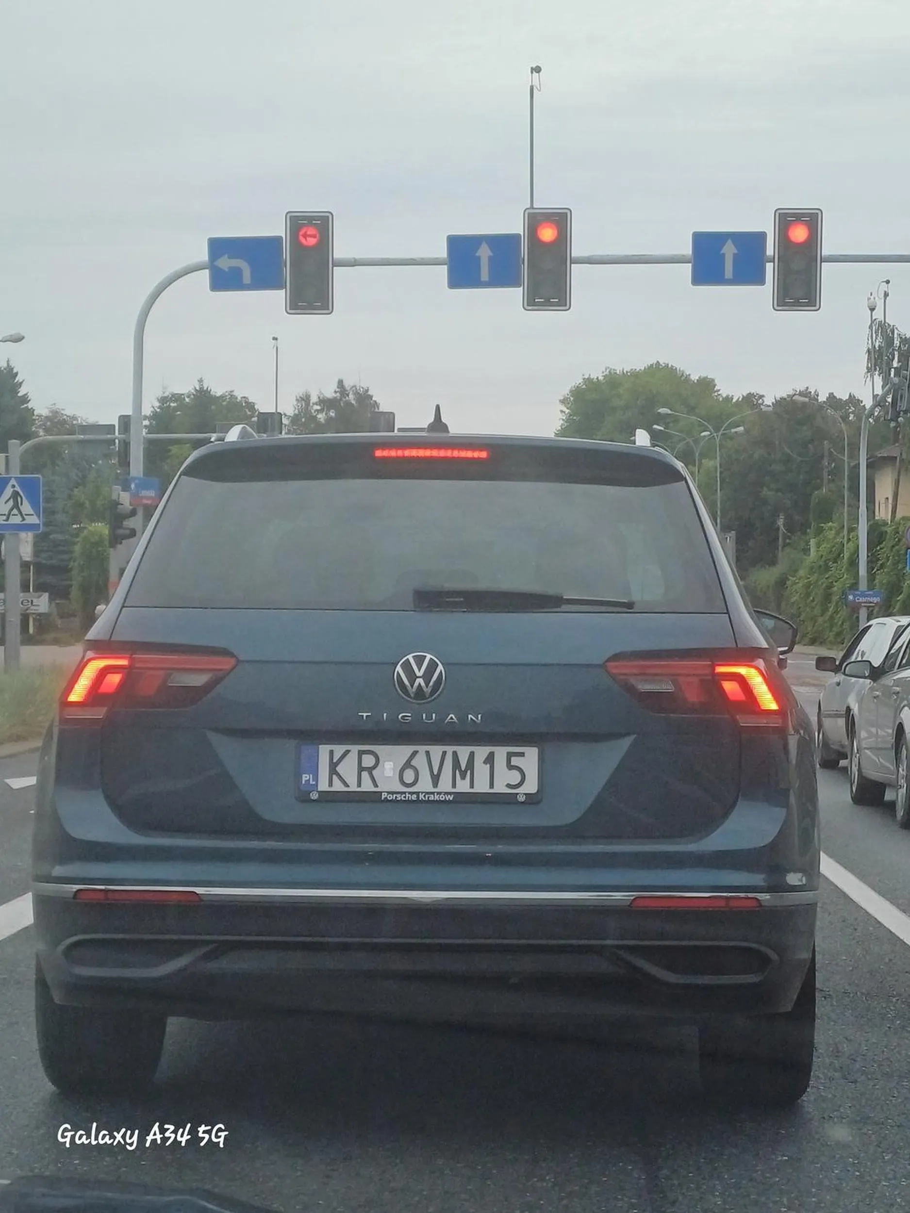 Chłop nie potrafiący totalnie jeździć, mało nie spowodował śmiertelnego wypadku na rondzie