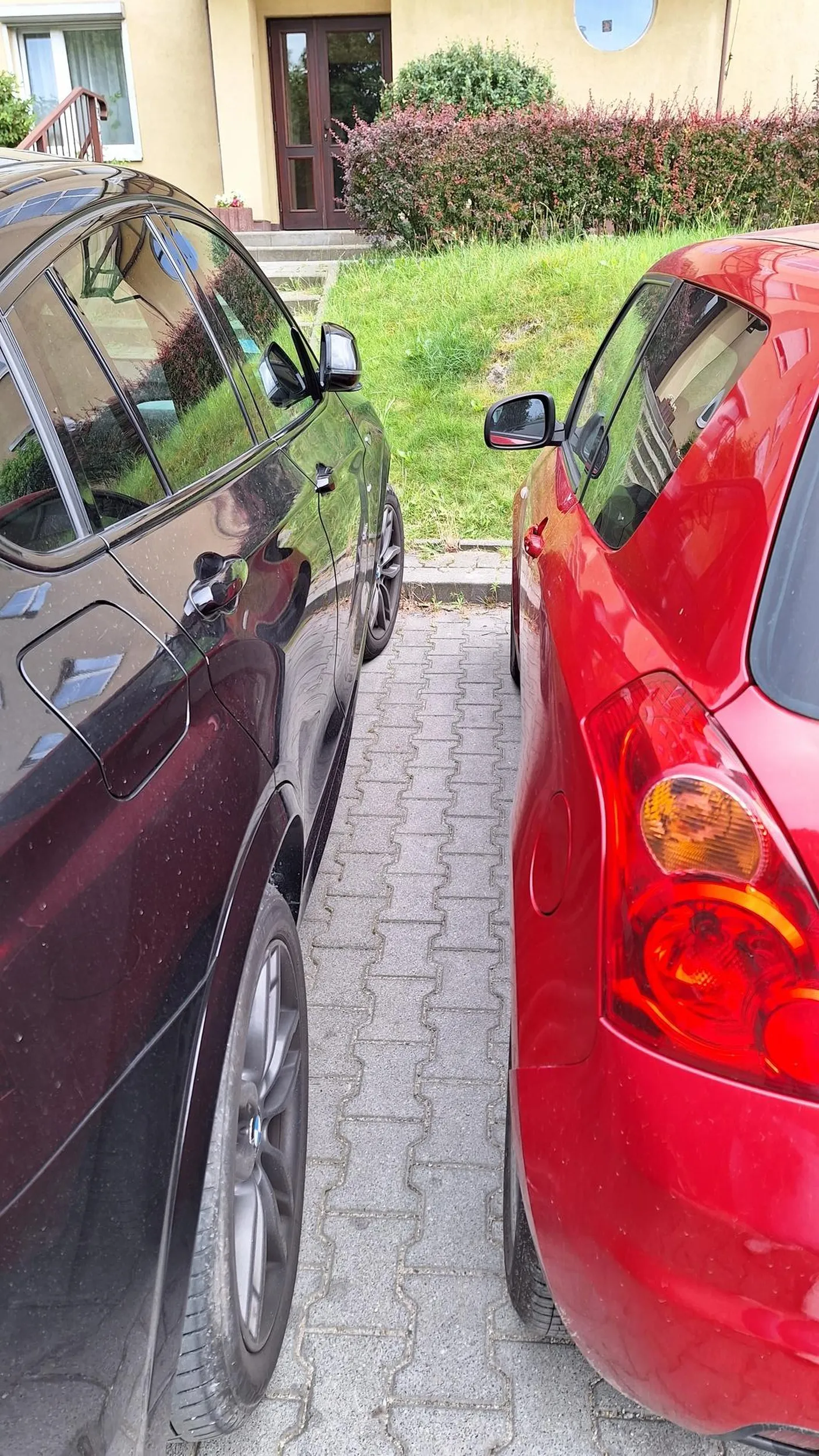 Czarne BMW. Stanął cesarz, a ty człowieku się męcz, żeby wsiąść do samochodu i nie daj Boże nie zarysować cesarza