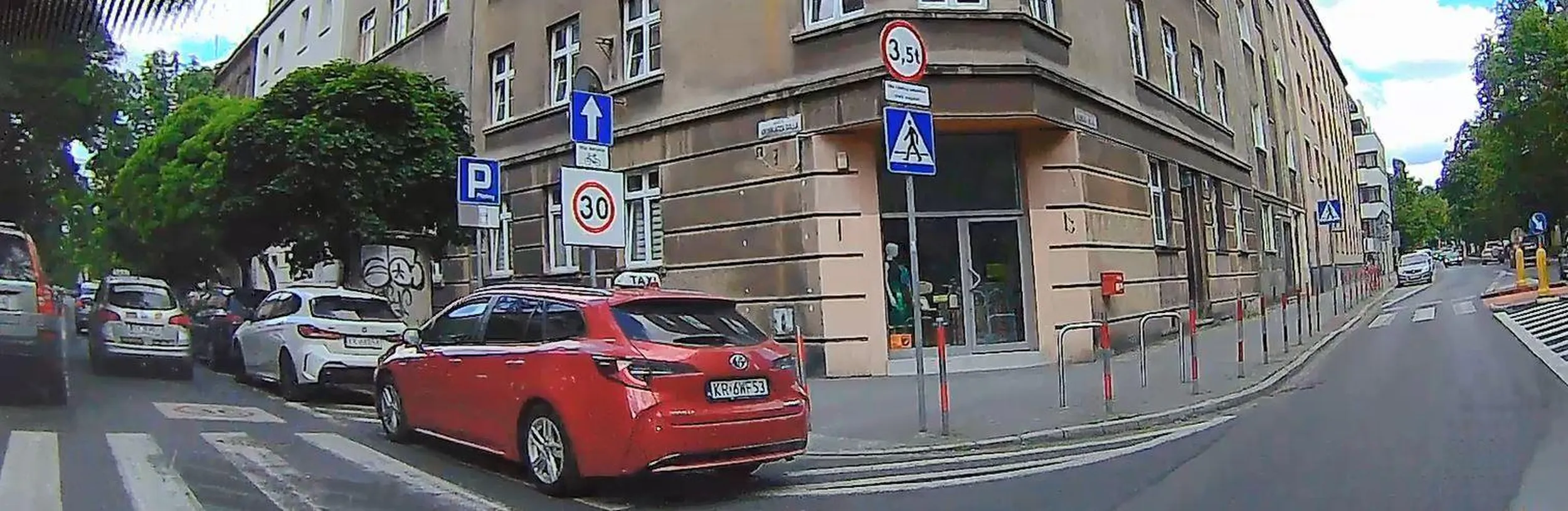 Piękne parkowanie pośrodku pięknego przejścia dla pieszych i skrzyżowania. Złotówa to stan umysłu.