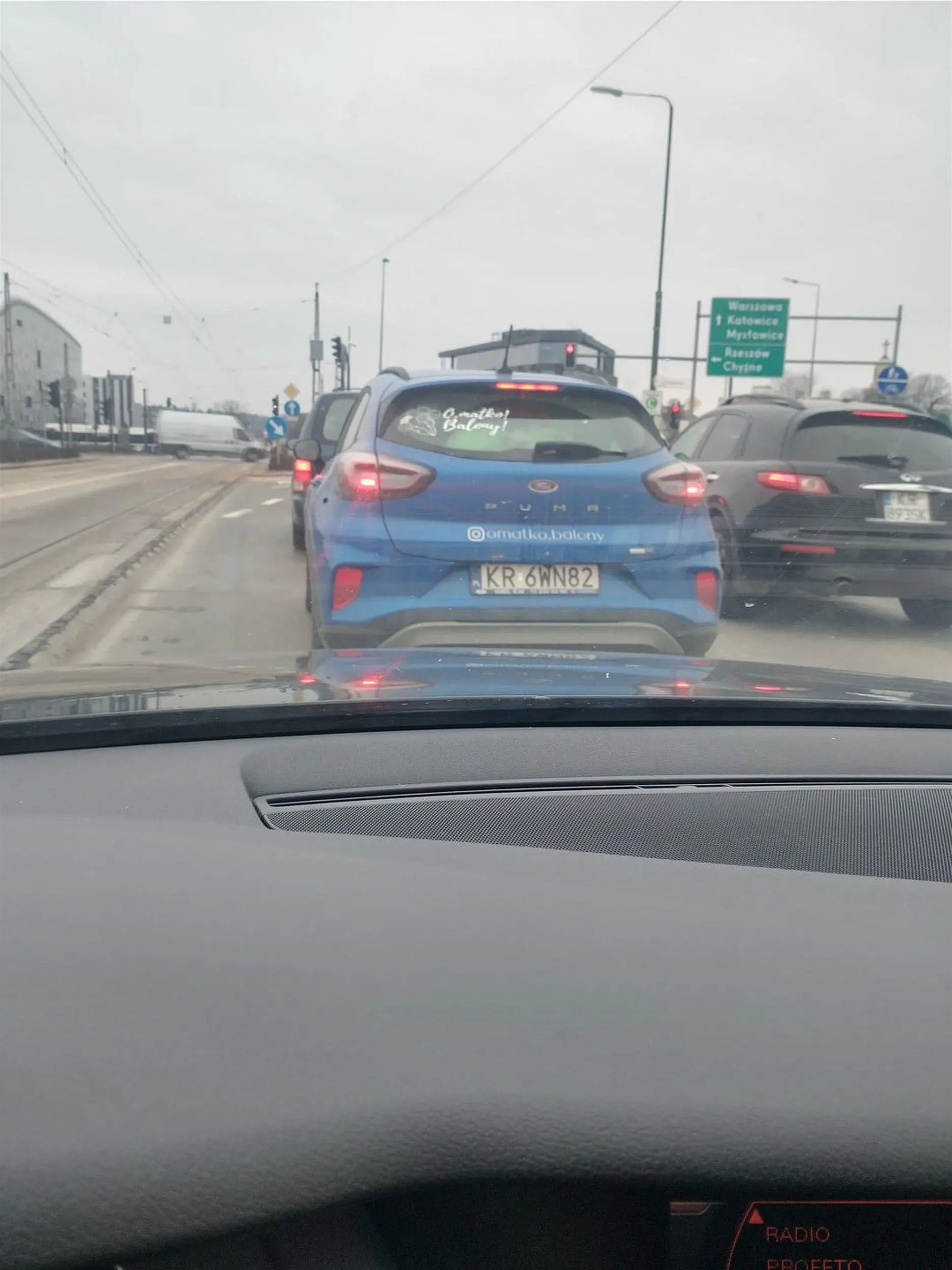 Dwie bezczelne panny na ulicy Dietla w Krakowie omijają korek jadąc na wprost pasem do skrętu w prawo. Ludziom kochającym bezgranicznie przybyszy zza wschodniej granicy polecam lekturę o wydarzeniach Lviv Pogroms 1941