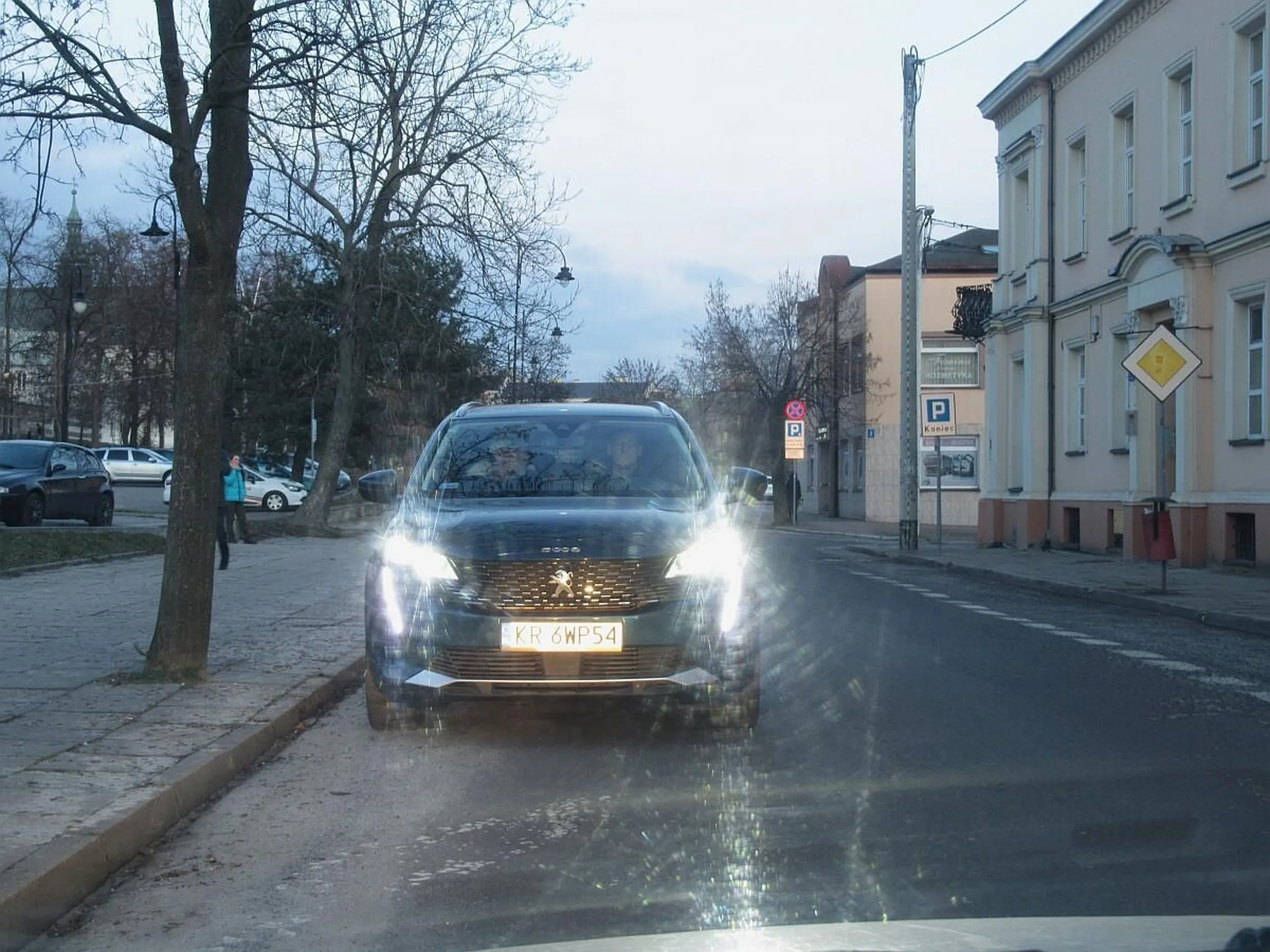 Baran z Krakowa wjechał w jednokierunkową ulicę pod prąd. Gdy go przyblokowałem i pokazałem, że wjechał pod prąd stał tak 2 minuty. W międzyczasie zadzwoniłem na 112. Po 2 minutach typ cofnął parę metrów, ale nie zawrócił, tytko skręcił w prawo na chodnik i pojechał nim ok. 50 metrów, tylko po to, żeby za minutę wrócić, bo parking, na który chciał wjechać był zabezpieczony szlabanem. 13 minut po zgłoszeniu na 112 miałem telefon z piotrkowskiej policji, że właśnie są na miejscu, ale nie ma kierowcy. 24 minuty później drugi telefon, że koleś przyznał się i został rozliczony ze wszystkiego.