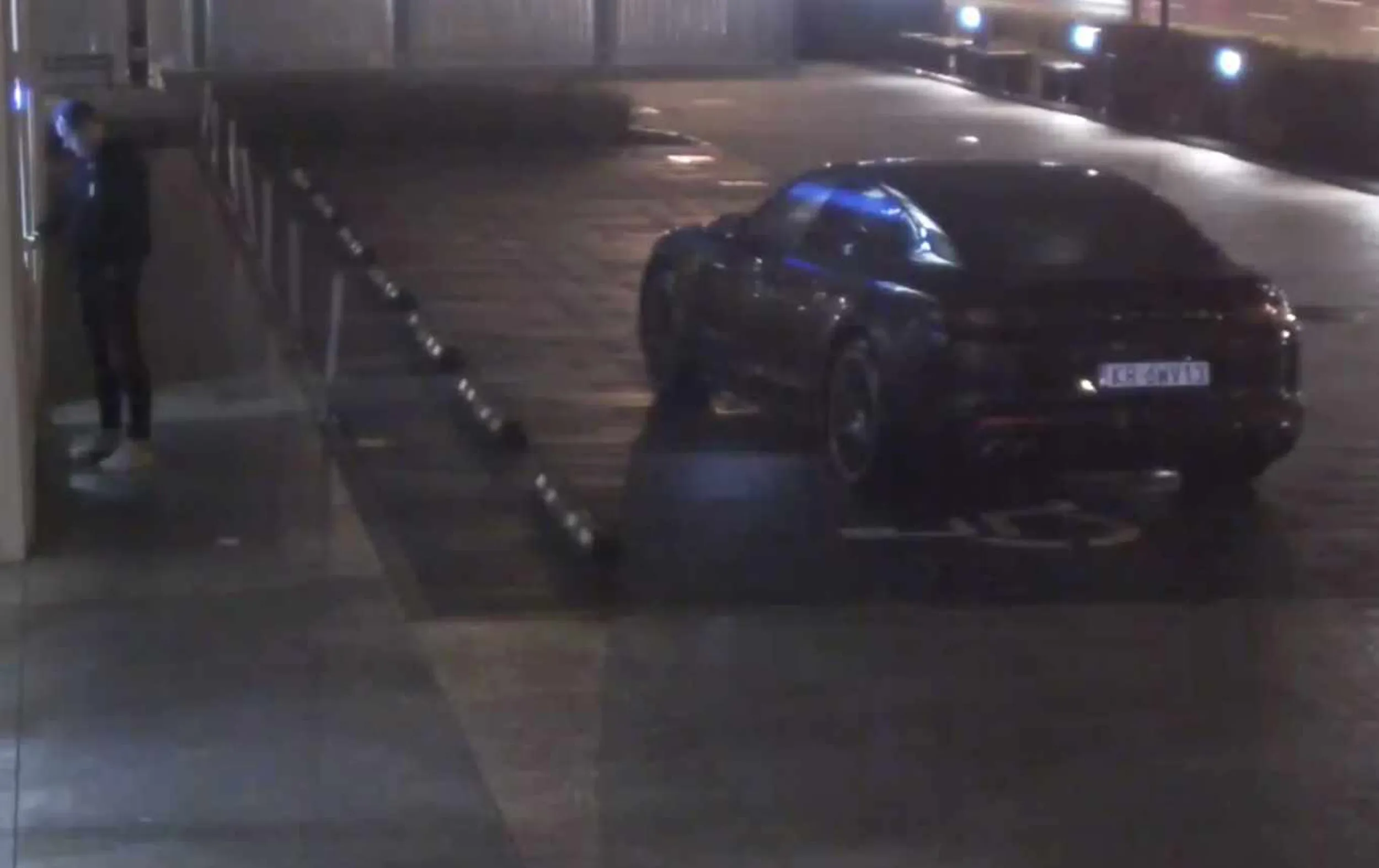 Pan wyjątkowo arogancki i chamski. a poza tym zaparkował w poprzek i to na miejscu dla niepełnosprawnych na parkingu gdzie jest przychodnia... nawet o późnych godzinach to miejsce jest używane przez osoby z niepełnosprawnościami ale ten Pan ewidentnie się tym nie przejmuje!