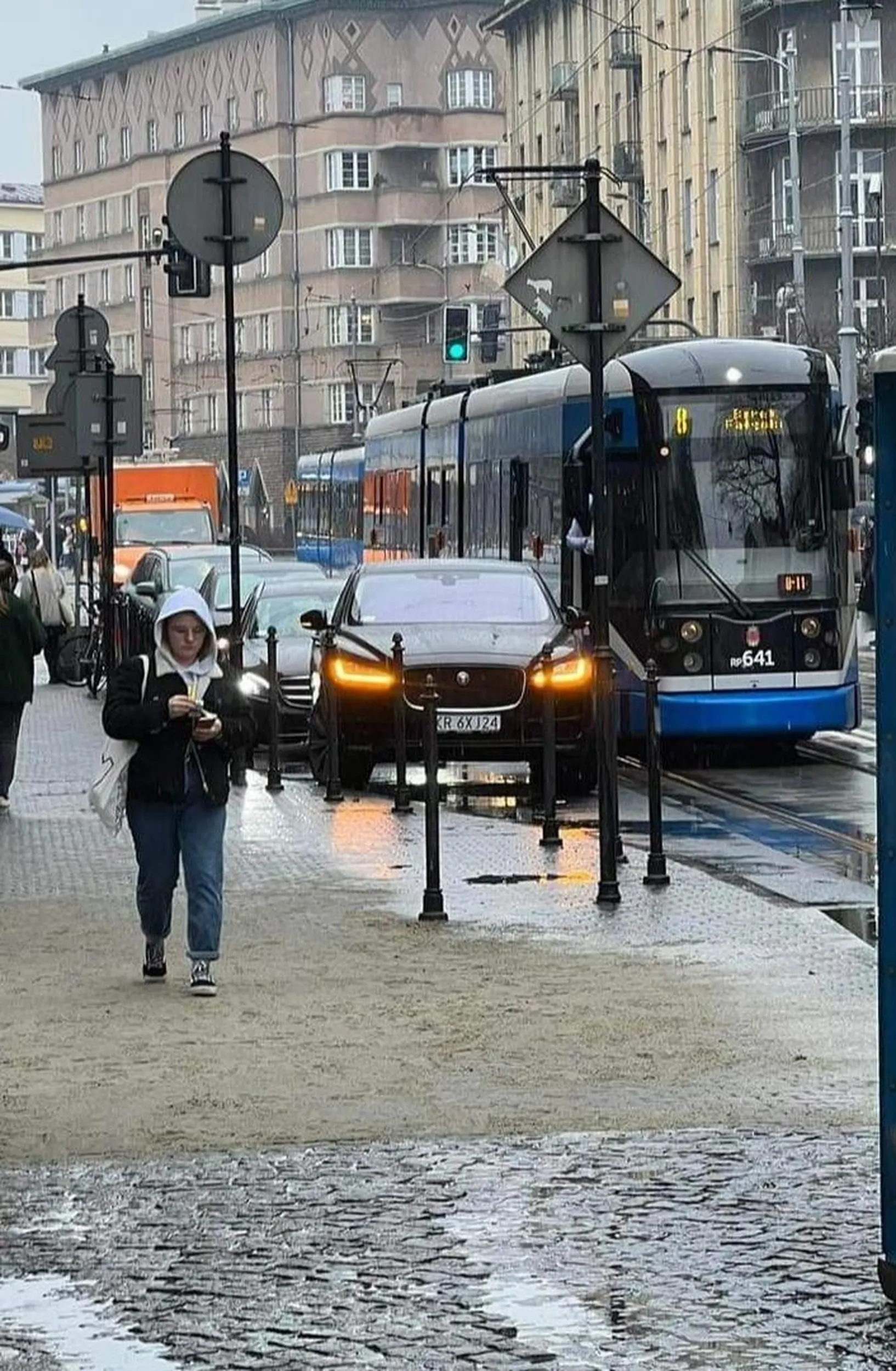 Nieprawidłowo zaparkowany samochód na Placu Inwalidow w kierunku Teatru Bagatela blokuje przejazd dla tramwajów.