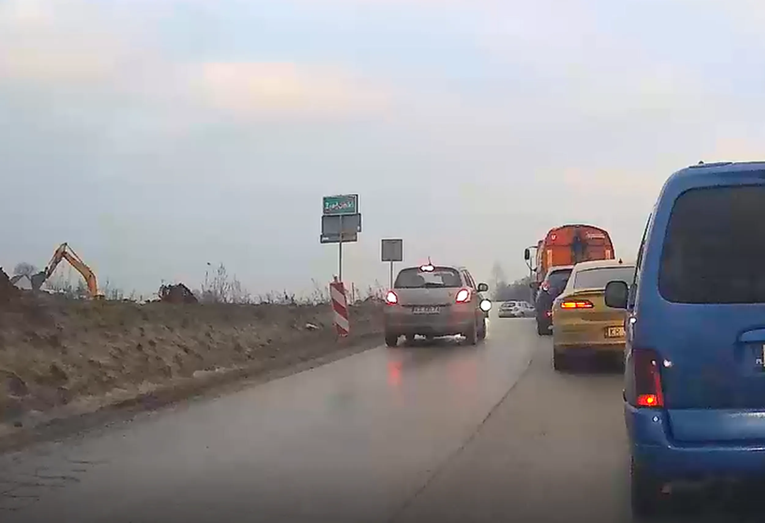 Ryba zobowiązuje. Wyprzedza na czołówkę, pogarszając już i tak nieciekawą sytuację na drodze (kierowca chyba myśli, że jest VIPem?)