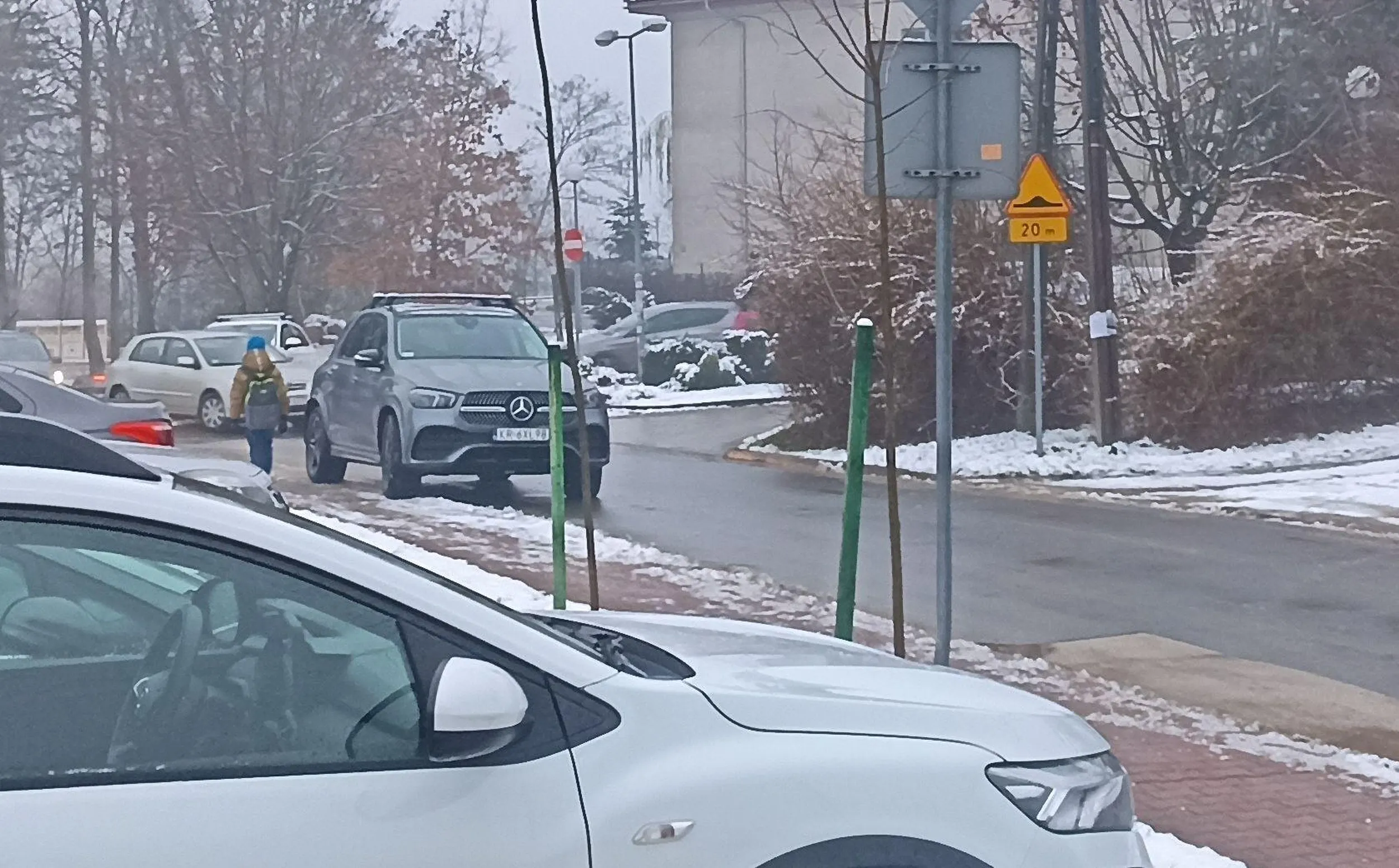 Mistrz parkowania.  On ma mercedesa wiec mu wolno. i |na chwilę" zatrzymuje się na drodze blokując wyjazd z parkingu. A to że obok jest duży, bezpłatny parking z wolnymi miejscami to nie ma znaczenia. Miejsce zdarzenia: Obok szkoły podstawowej w podkrakowskich Zielonkach.