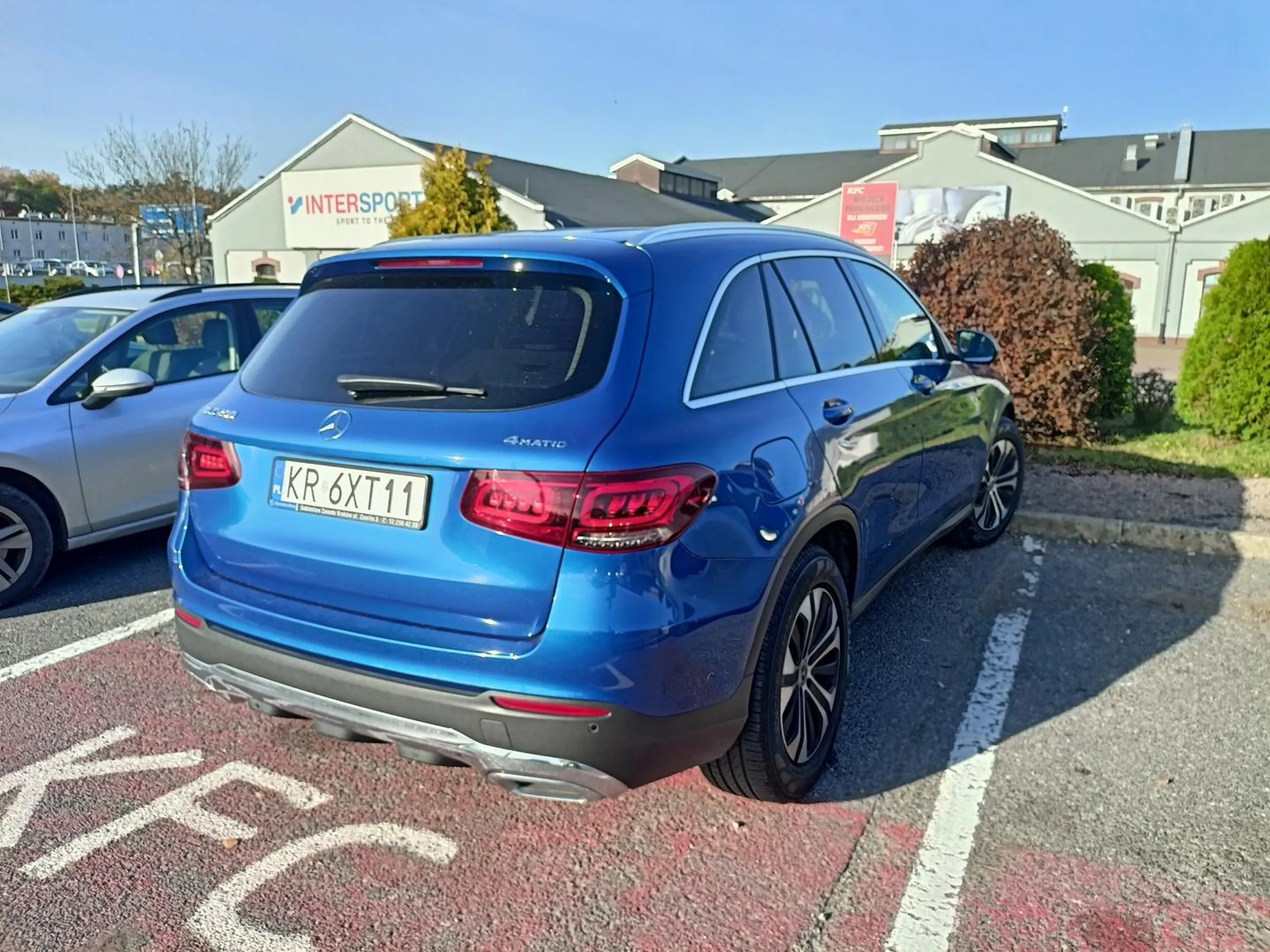 Kierowca identyfikuje się jako dostawca KFC