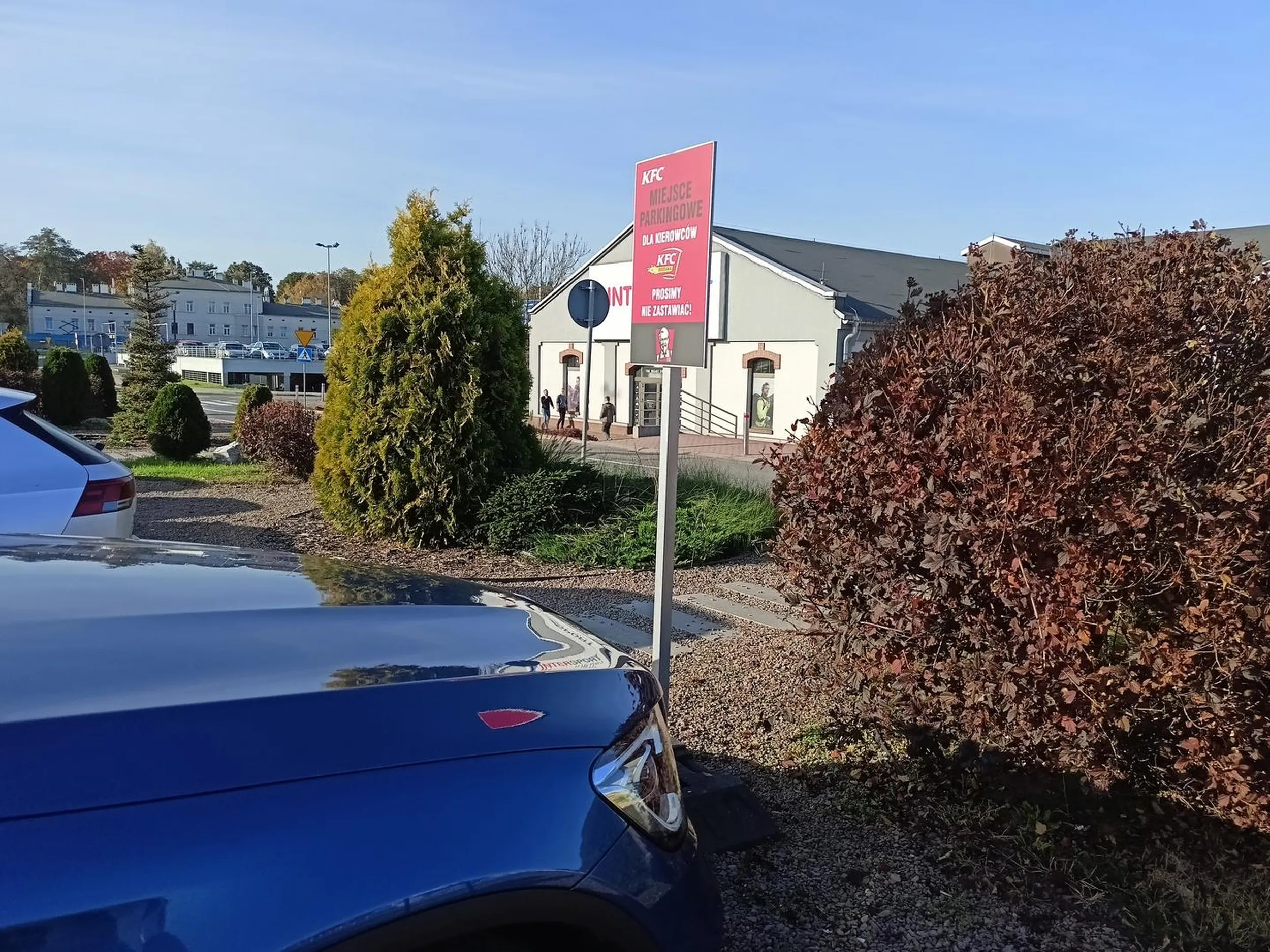 Kierowca identyfikuje się jako dostawca KFC