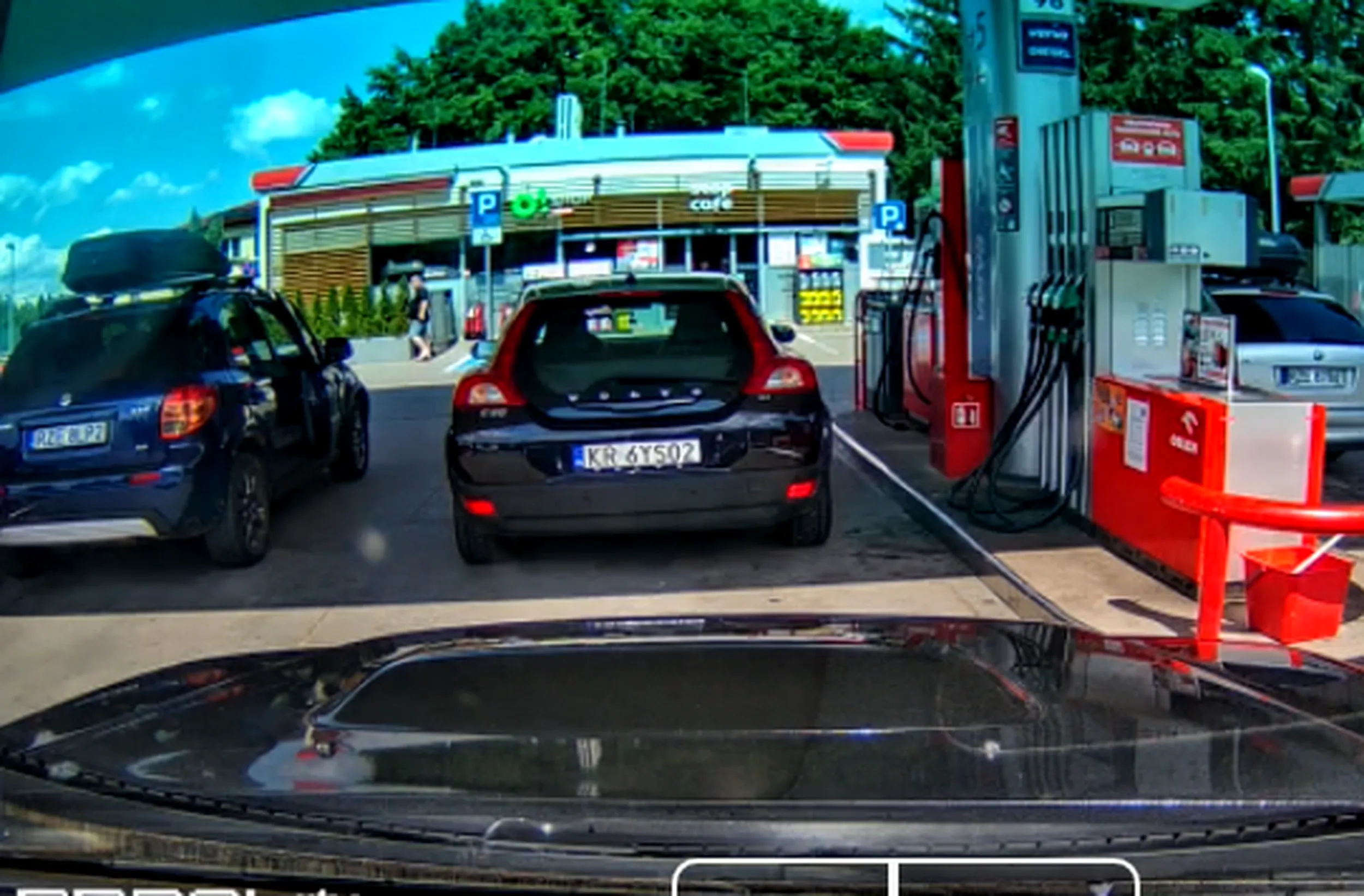 Na drugi raz pomyśl o innych gdy zostawiasz swoje Volvo przy dystrybutorze i znikasz w nie wyjaśnionych okolicznościach na ponad 15 minut, polecam na raz kolejny zjechać na parking i wtedy iść zapłacić i dopiero po tym udać się na posiłek czy coś , z stacji nie korzystasz jedyny szczególnie w sobotę w godzinach szczytu.