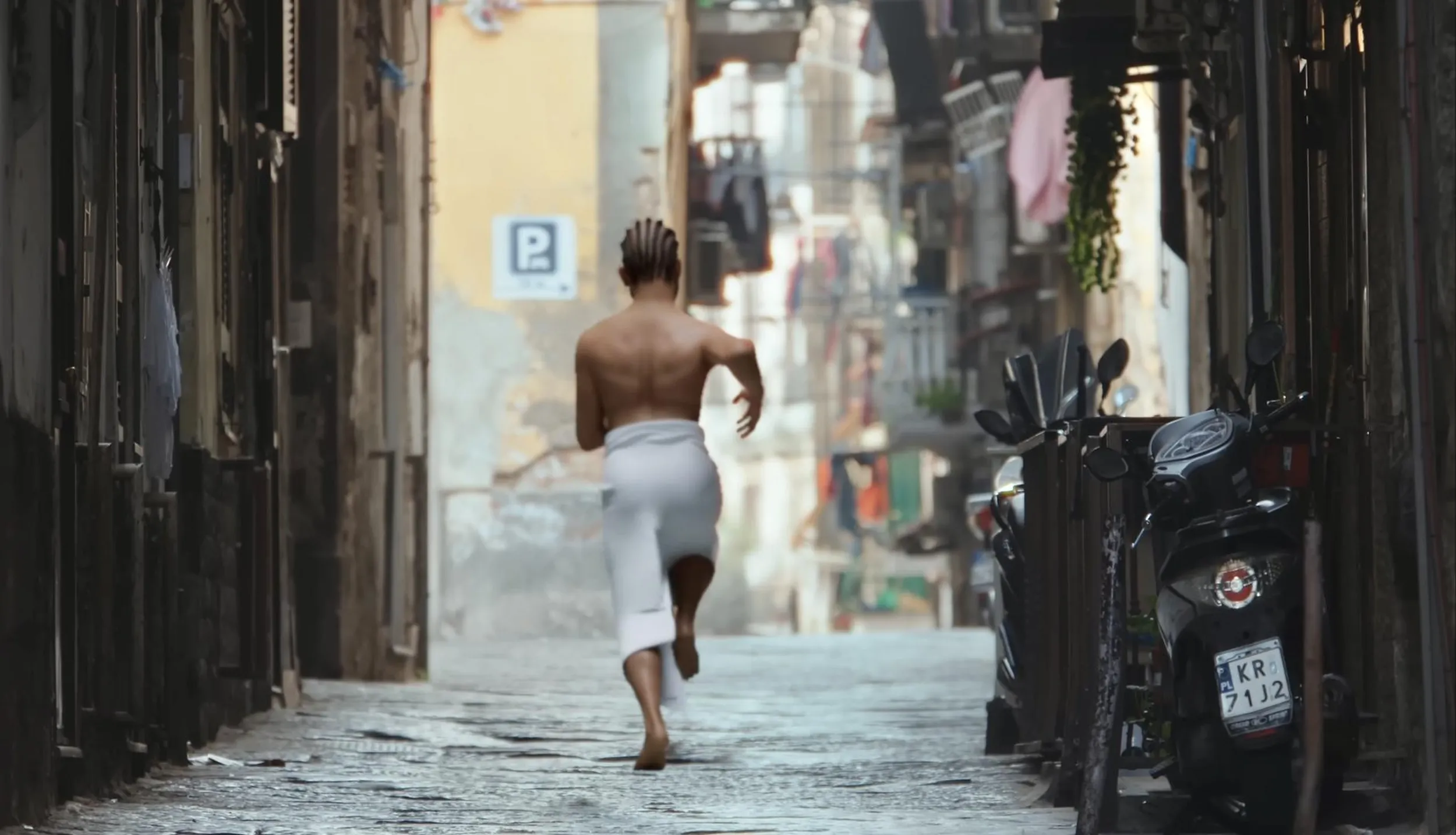 Ciekawostka: skuter na tych blachach pojawia się w teledysku do piosenki Mahmooda „Cocktail damore”, który był nagrywany w Neapolu. Link: