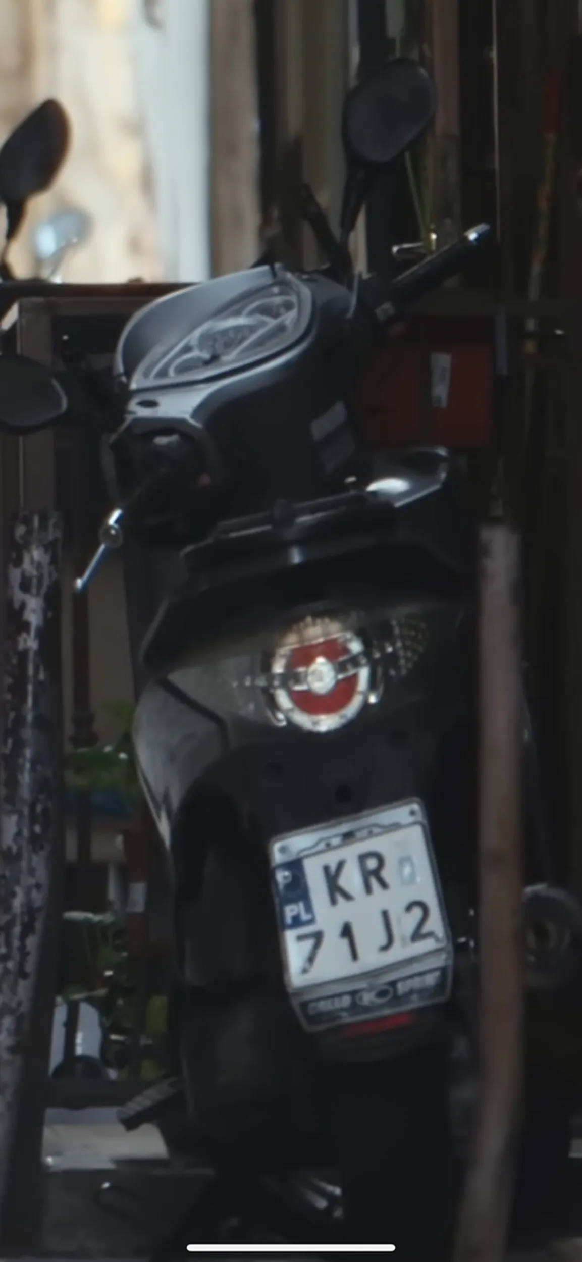 Ciekawostka: skuter na tych blachach pojawia się w teledysku do piosenki Mahmooda „Cocktail damore”, który był nagrywany w Neapolu. Link: