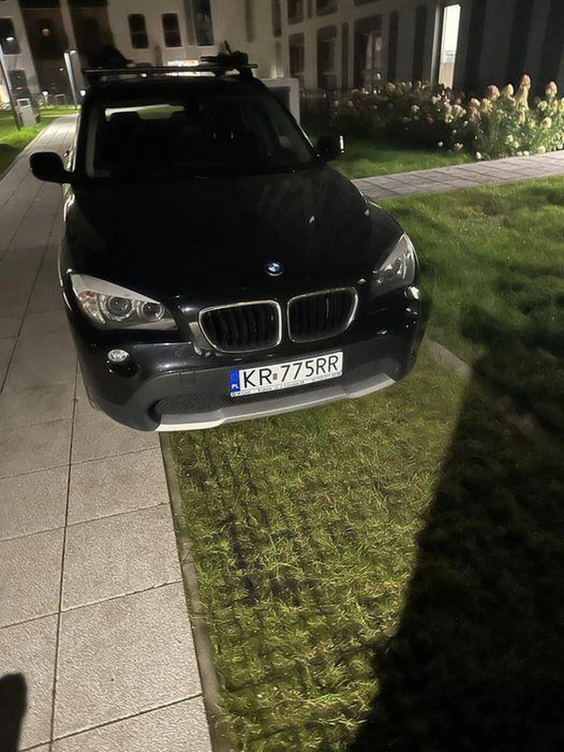 Nie polecam kierowcy, bardzo proszę zapisać się do jakiejś szkoły nauki jazdy na lekcje parkowania. Ale żeby tak na środku osiedla na chodniku zostawić auto??