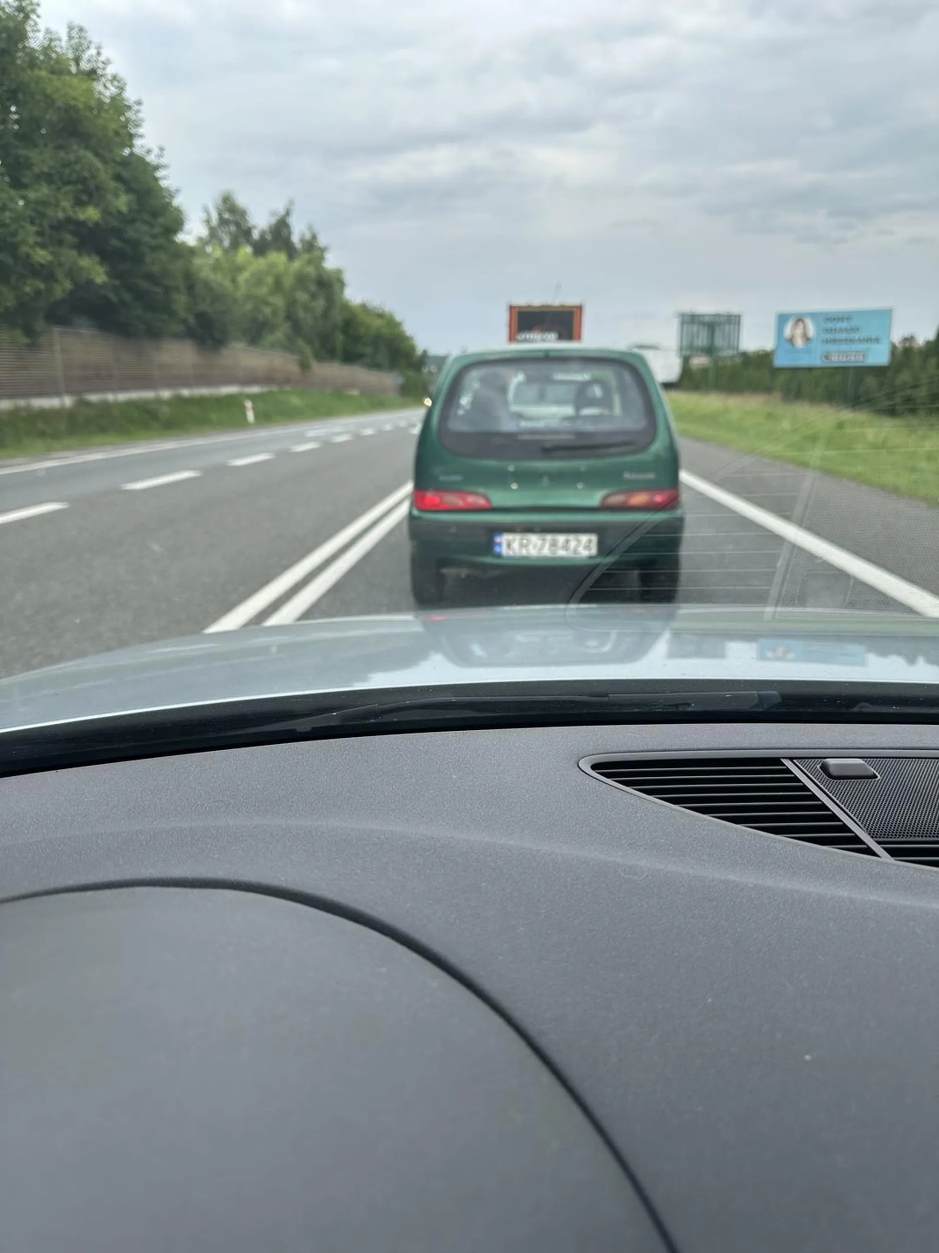 Wymuszenie pierwszeństwa, wysokie prawdopodobieństwo kolizji. Brak jakiejkolwiek skruchy ze strony kierującego pojazdem… Nagranie, po weekendzie zostało wysłane na komisariat.